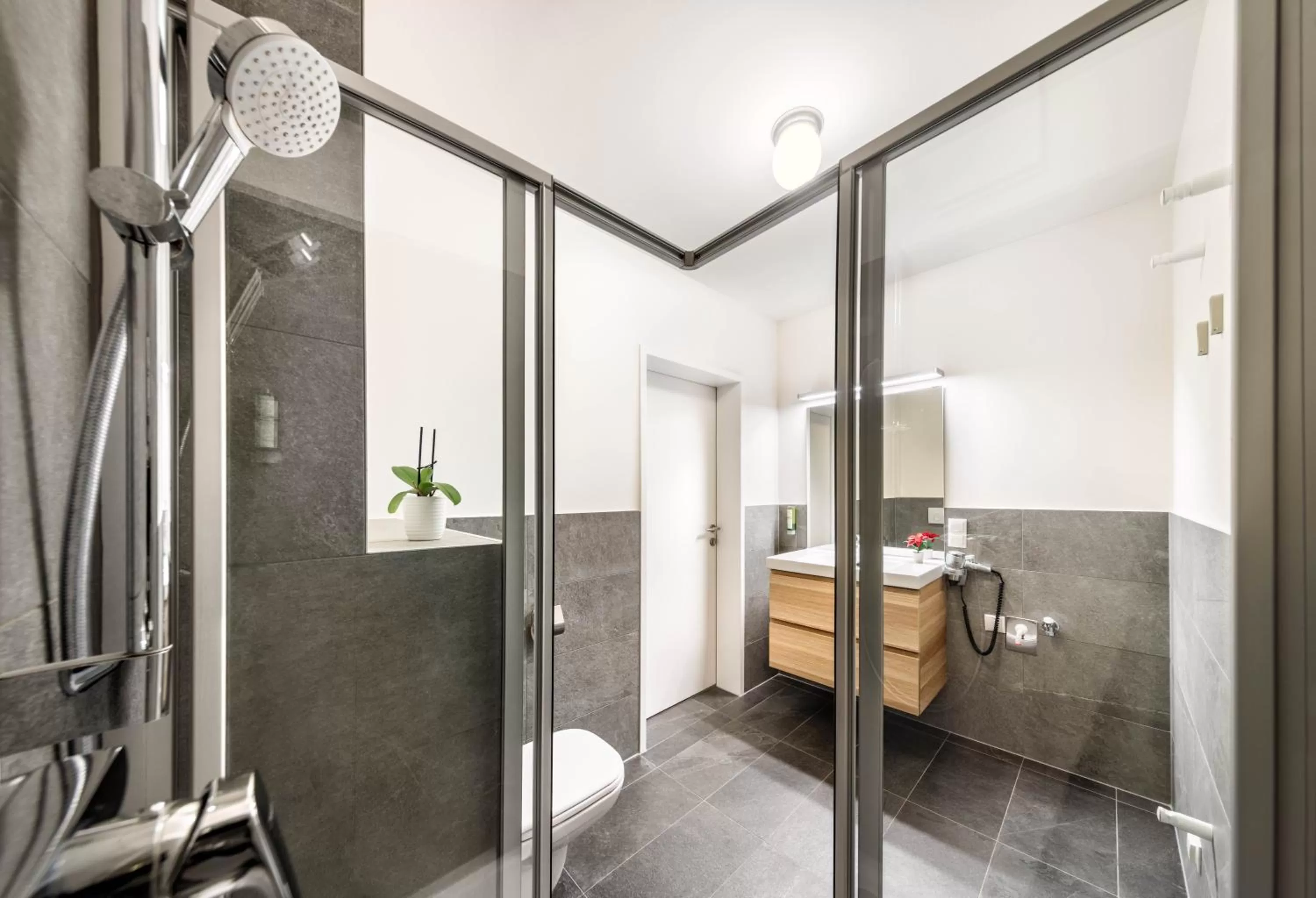 Shower in Jimmy's Apartments Lory