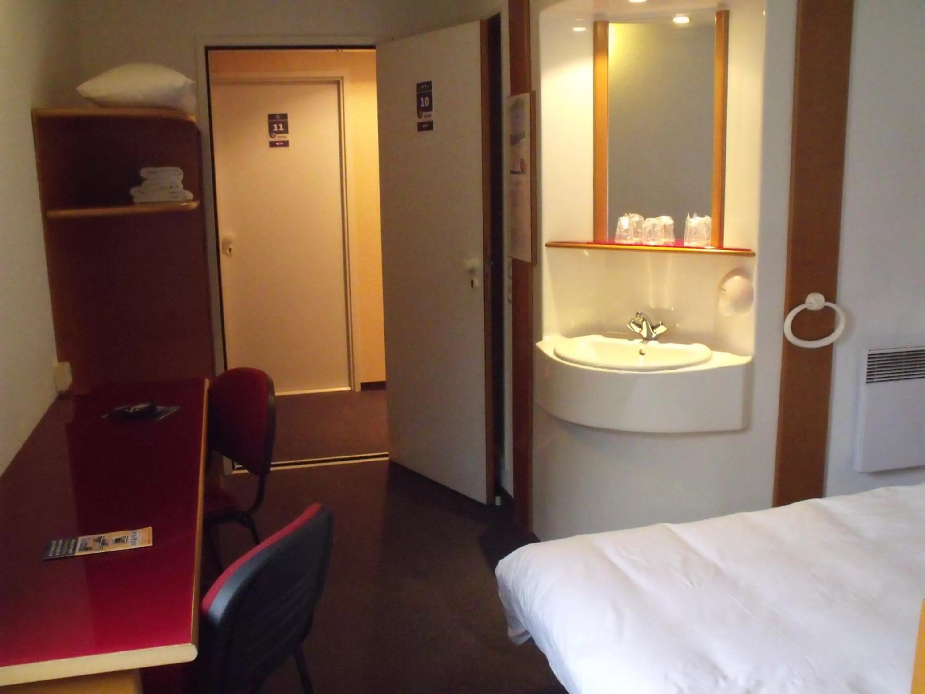 Bed, Bathroom in Quick Palace Auxerre