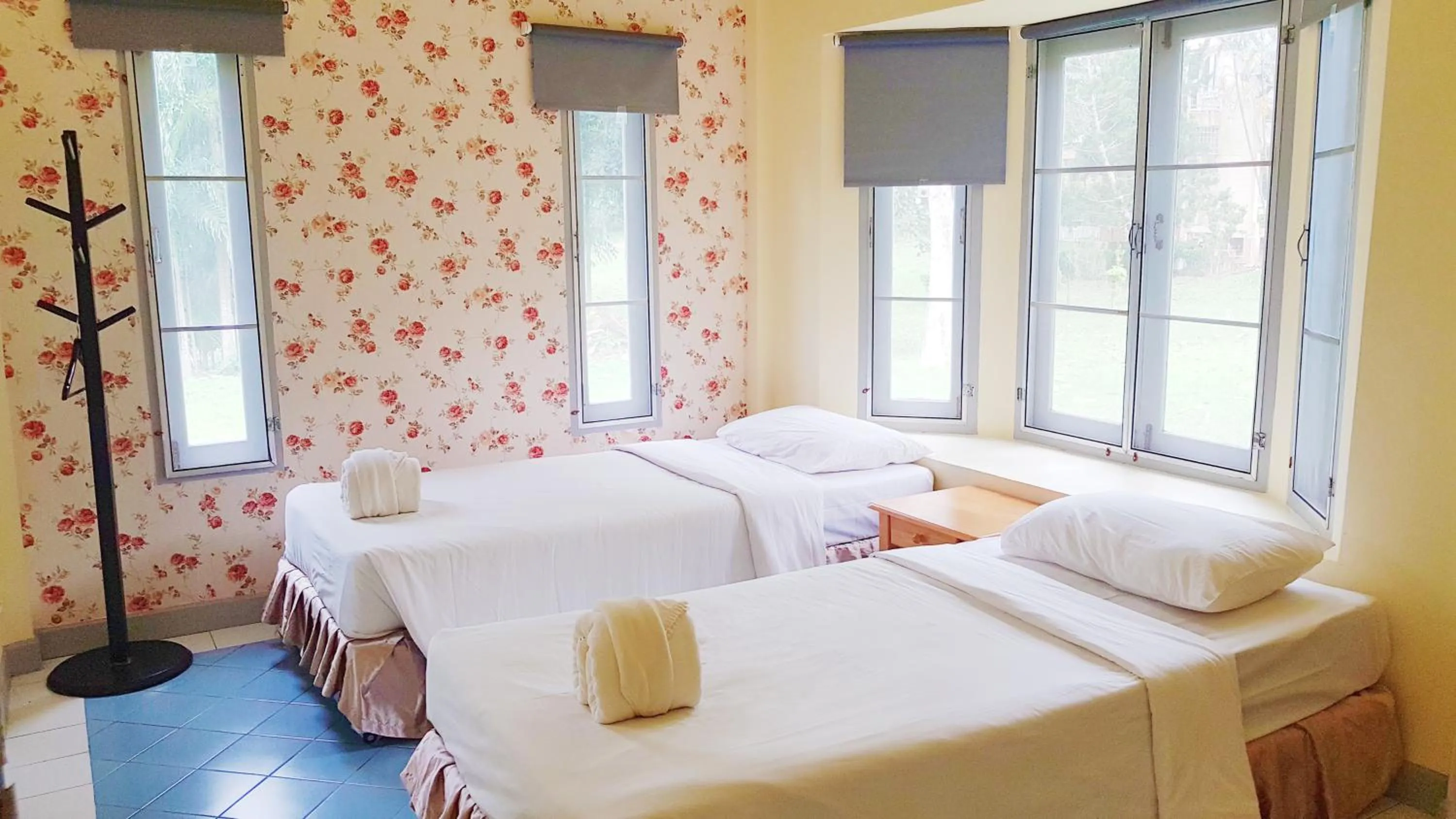 Photo of the whole room, Bed in Brookside Valley Resort