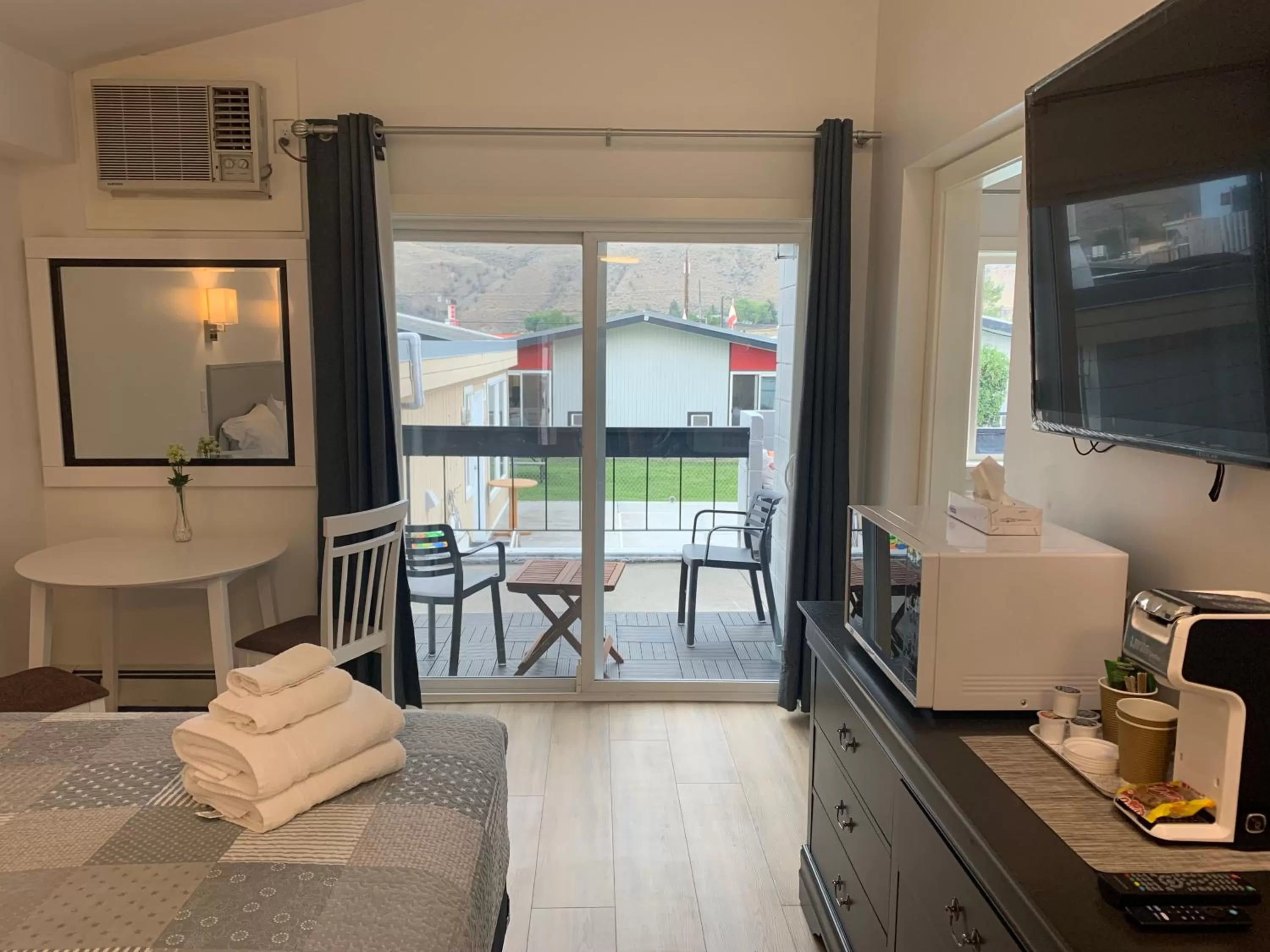 TV and multimedia, Bed in Destination Inn Cache Creek