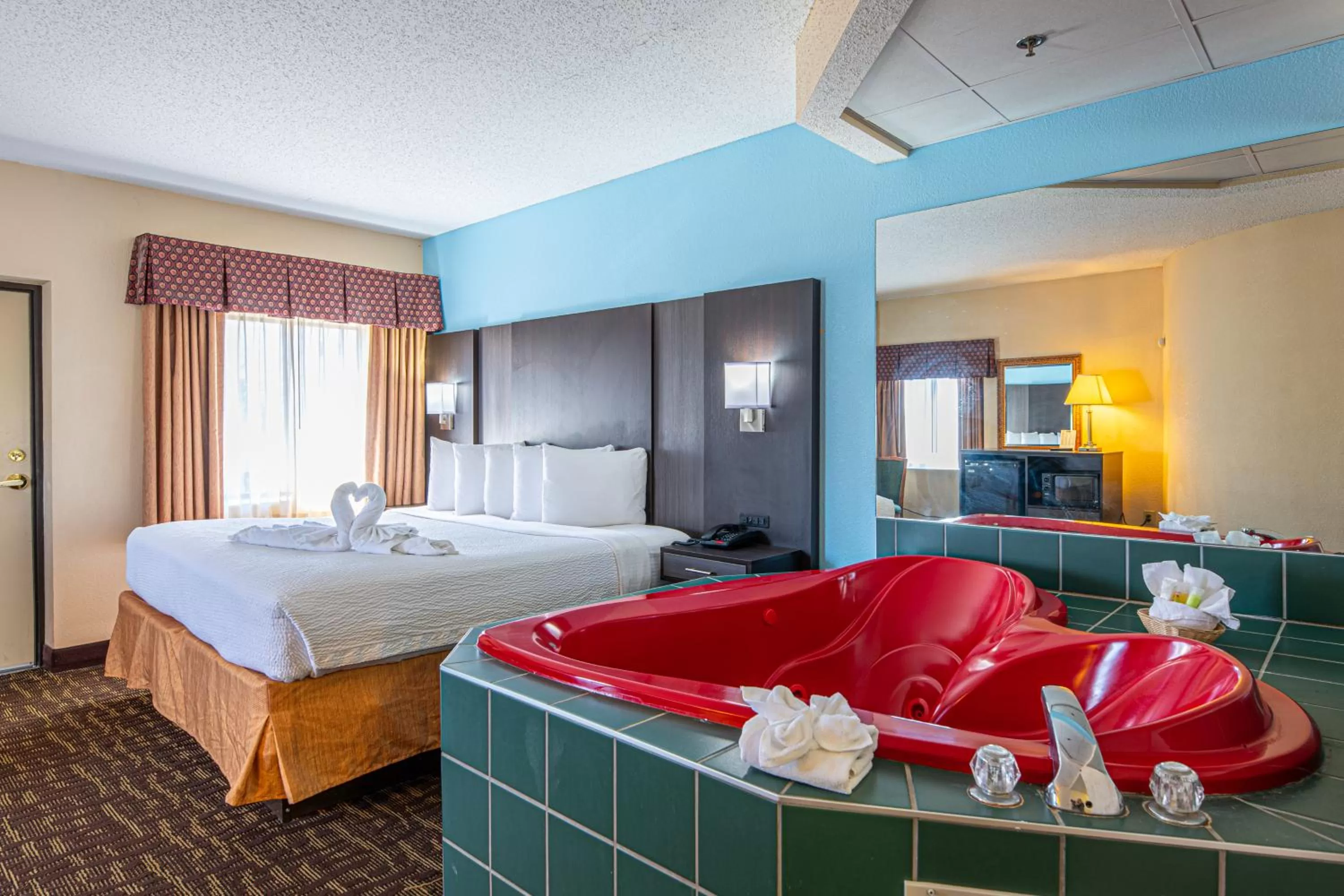 Hot Tub, Bed in River Bend Inn - Pigeon Forge