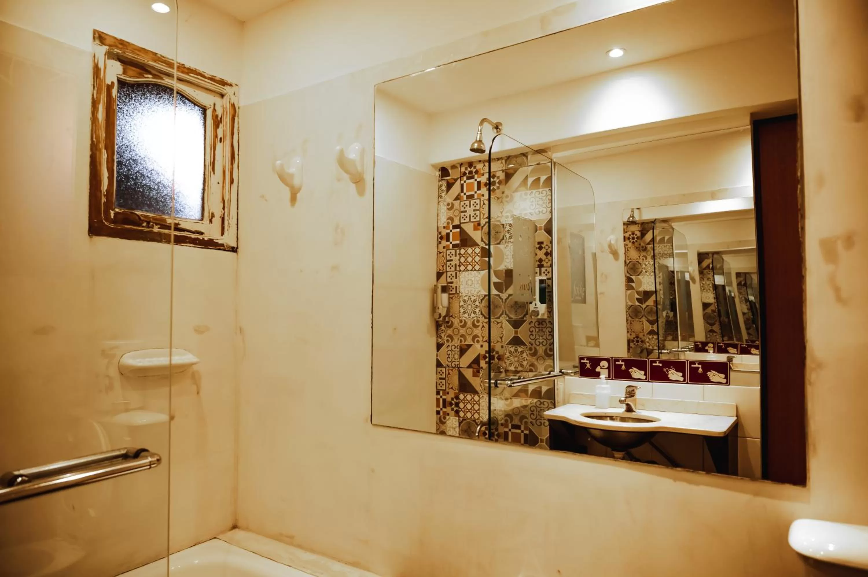 Shower in Hosteria Foike