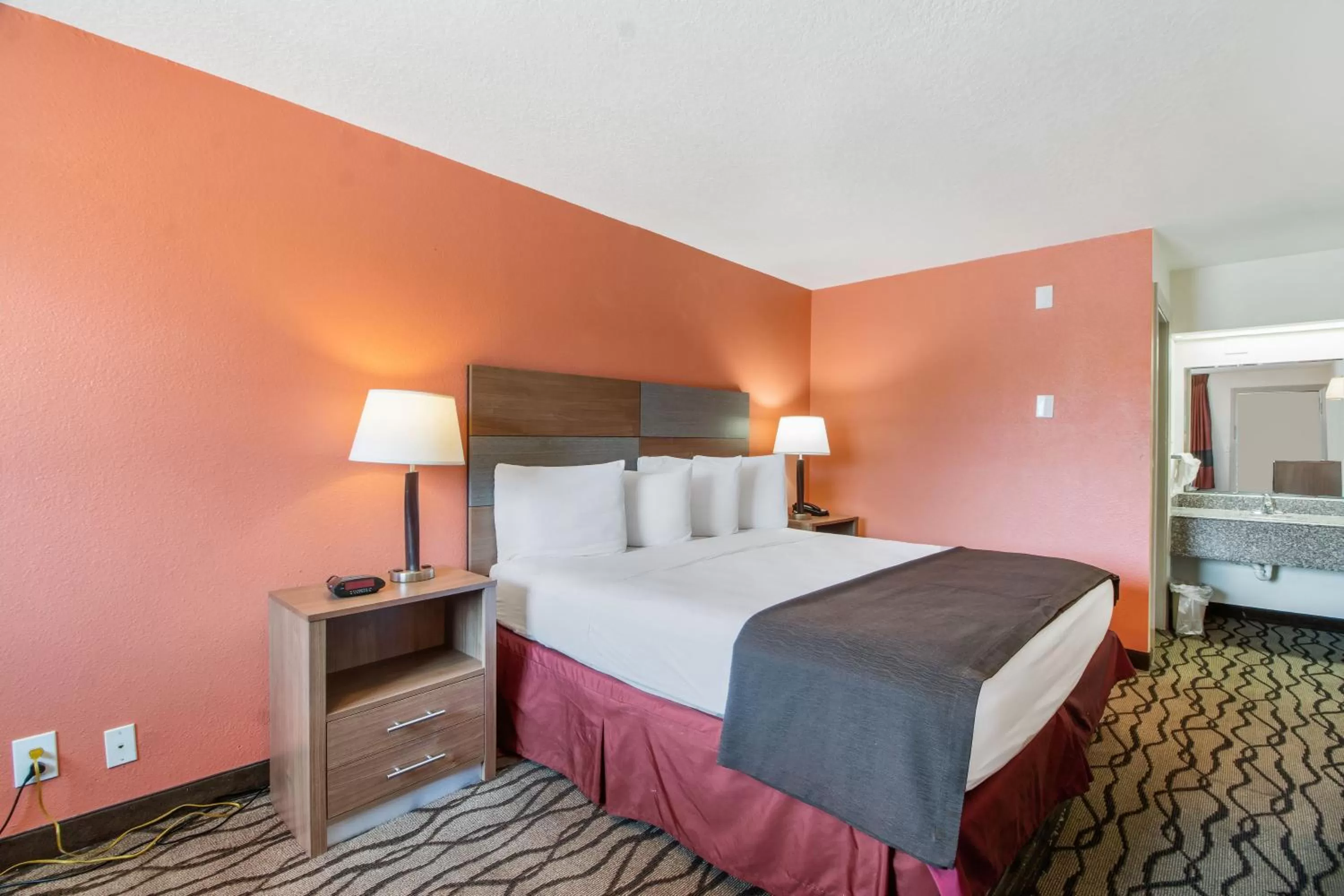 Deluxe King Room  - Ground Floor in Motel 6 Galveston, TX Seawall