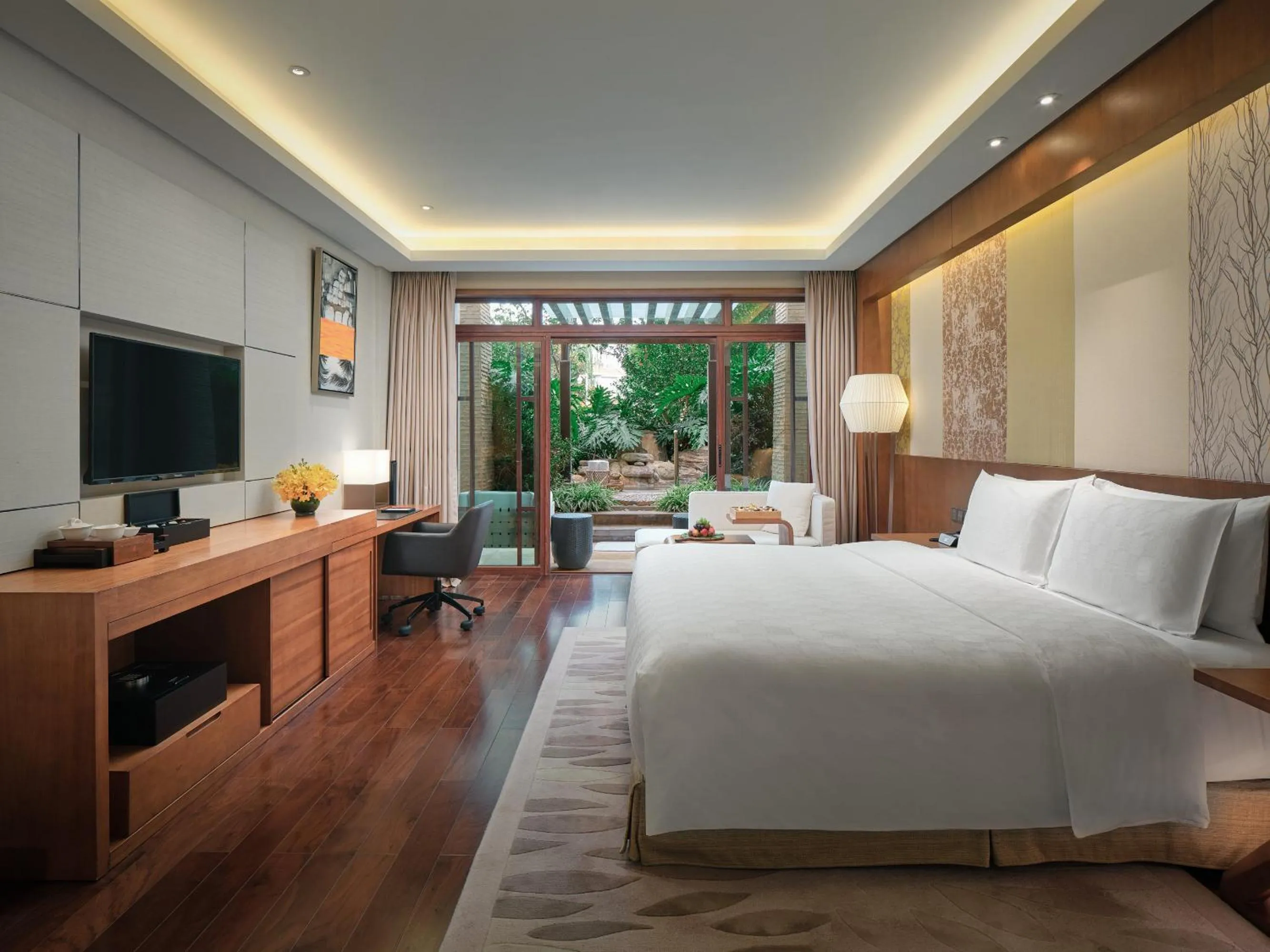 Photo of the whole room, Bed in HUALUXE Hotels & Resorts Kunming