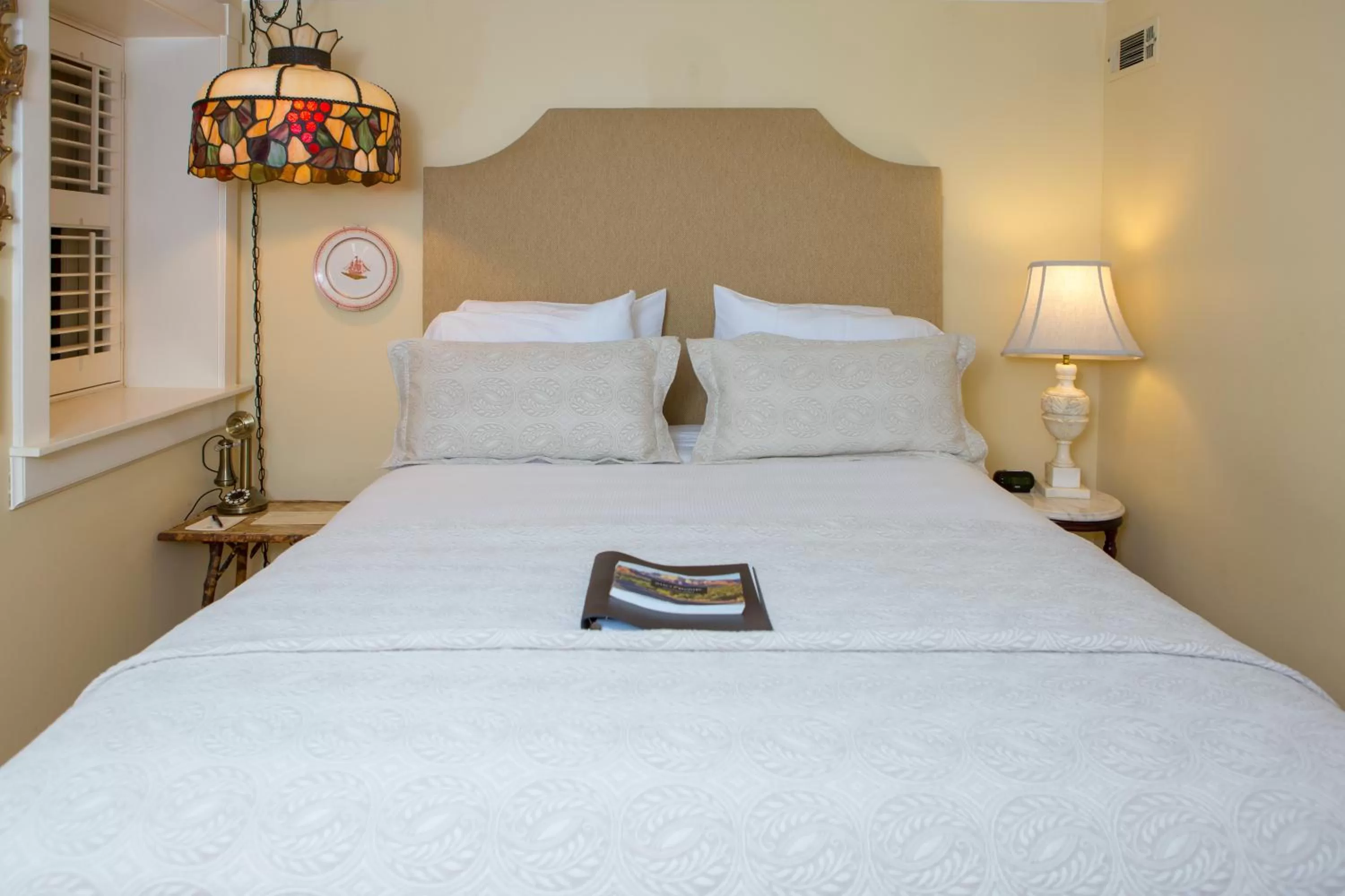 Bed in Ballastone Inn