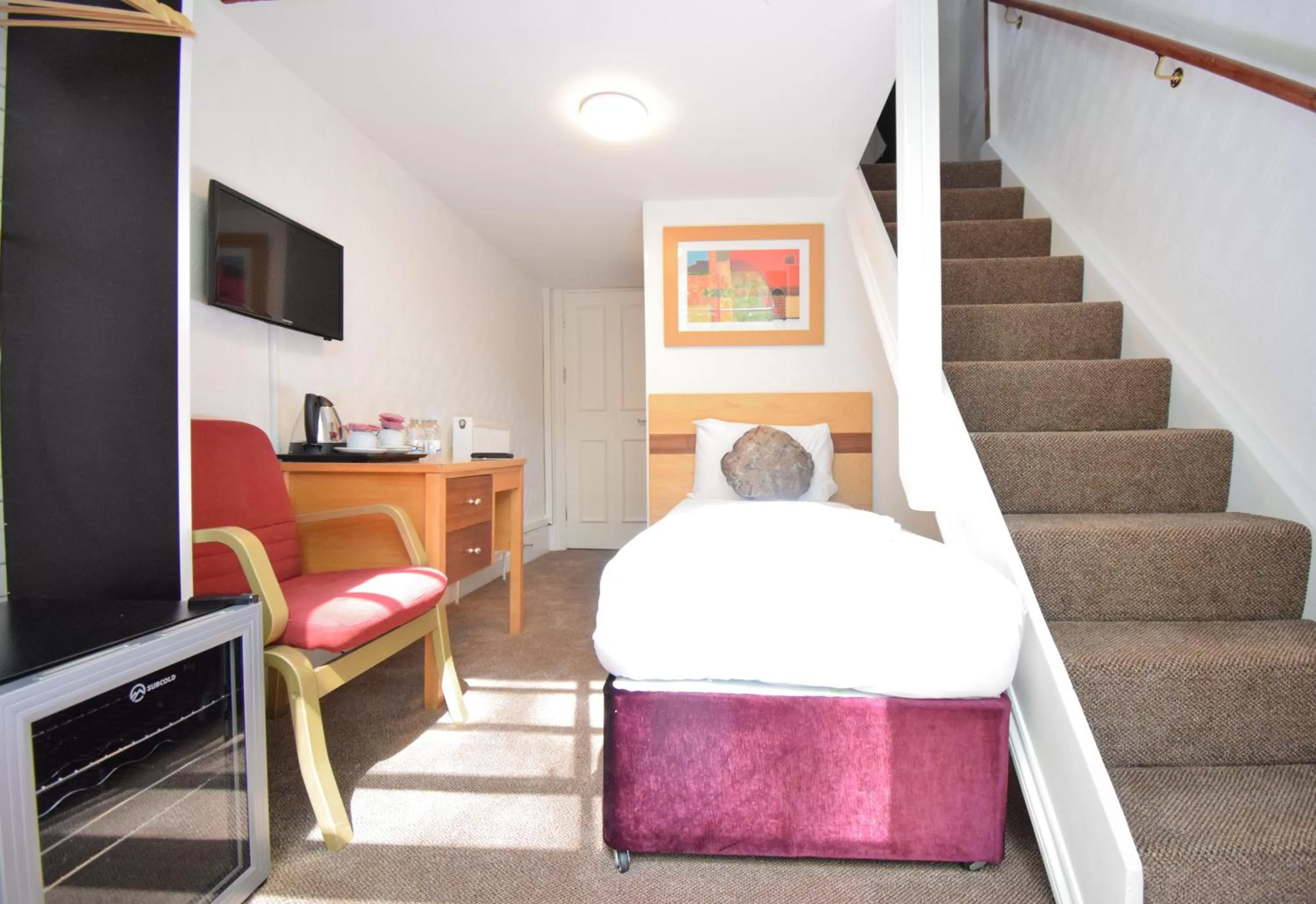 Bed in Pembridge Palace Hotel