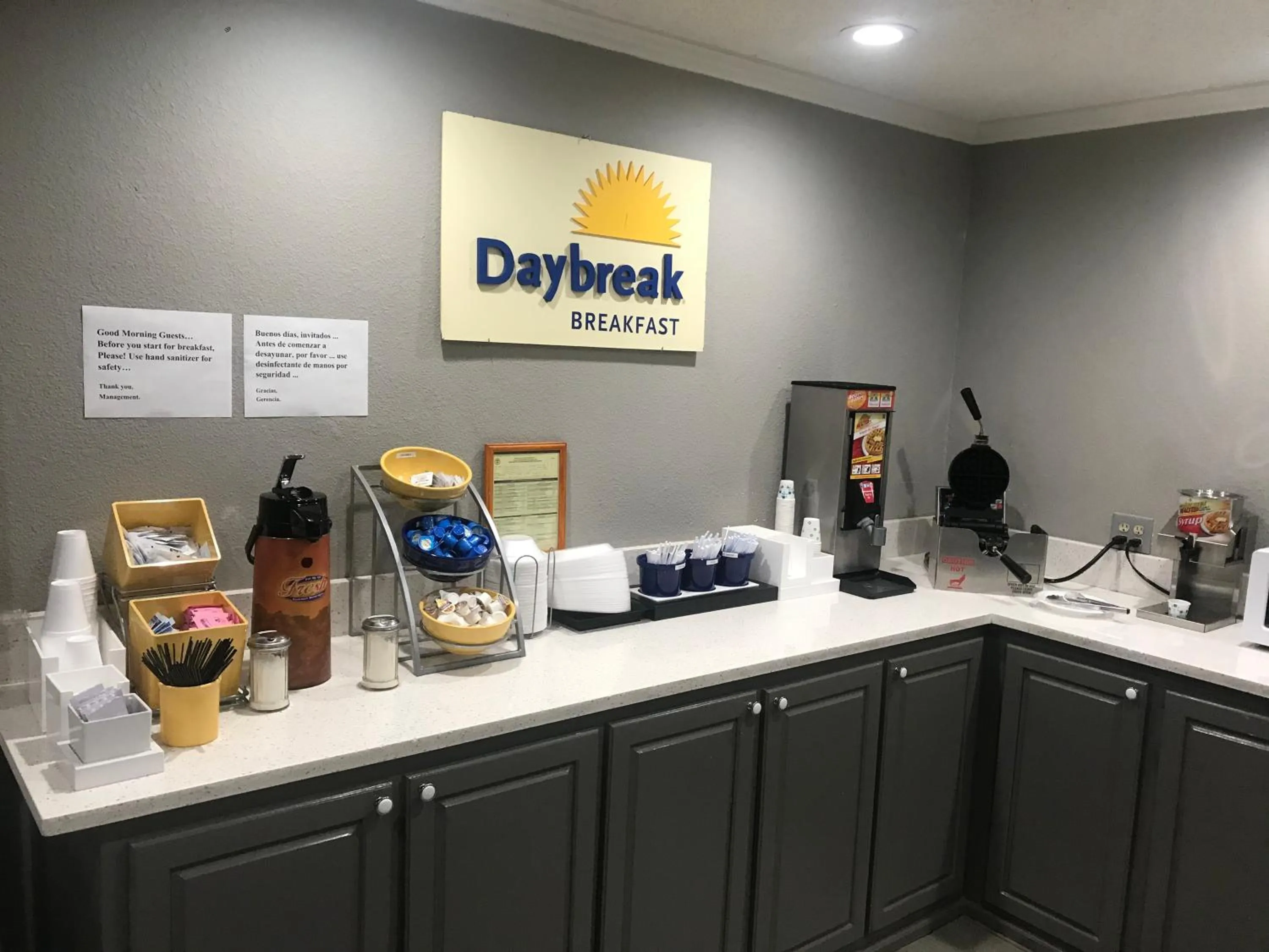 Breakfast, Kitchen/Kitchenette in Days Inn & Suites by Wyndham Collierville Germantown Area