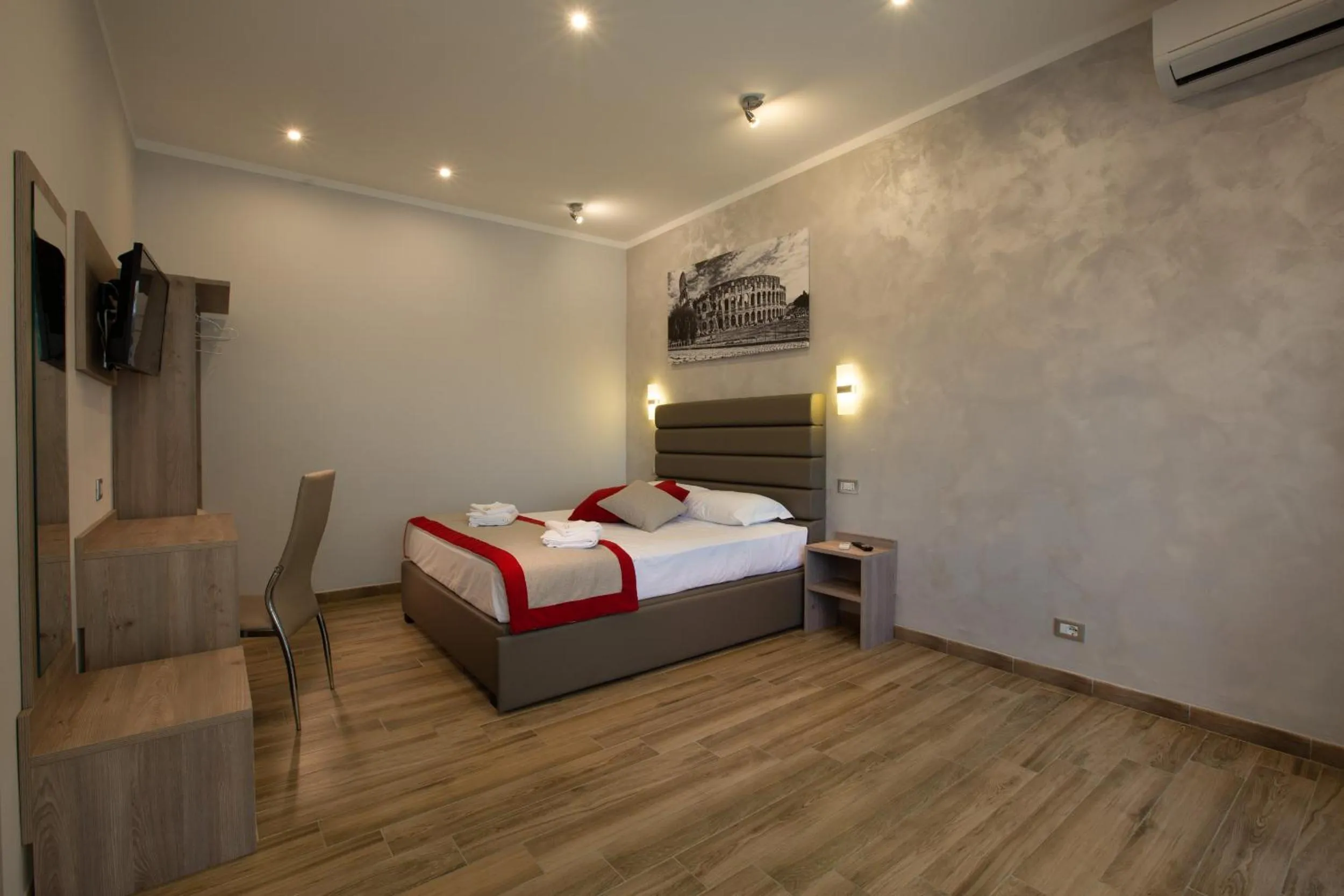 Photo of the whole room, Bed in Vatican City Relais