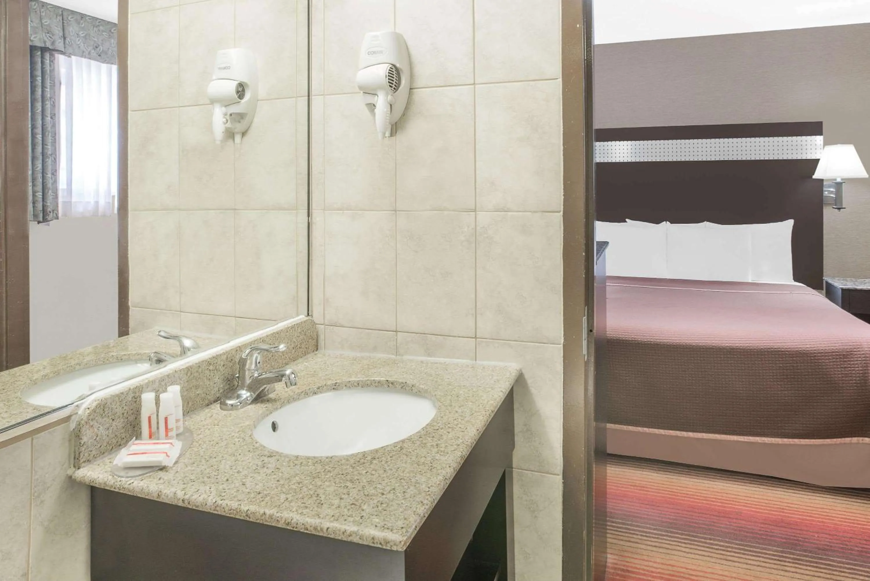 Bathroom, Bed in Howard Johnson by Wyndham North Bergen