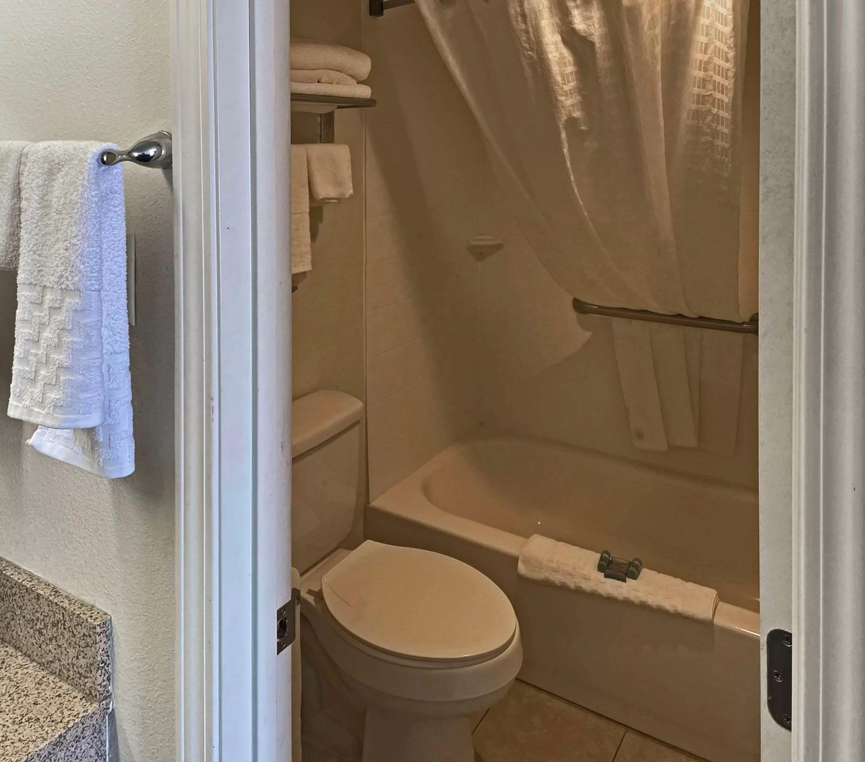 Bedroom in Quality Inn Clinton North