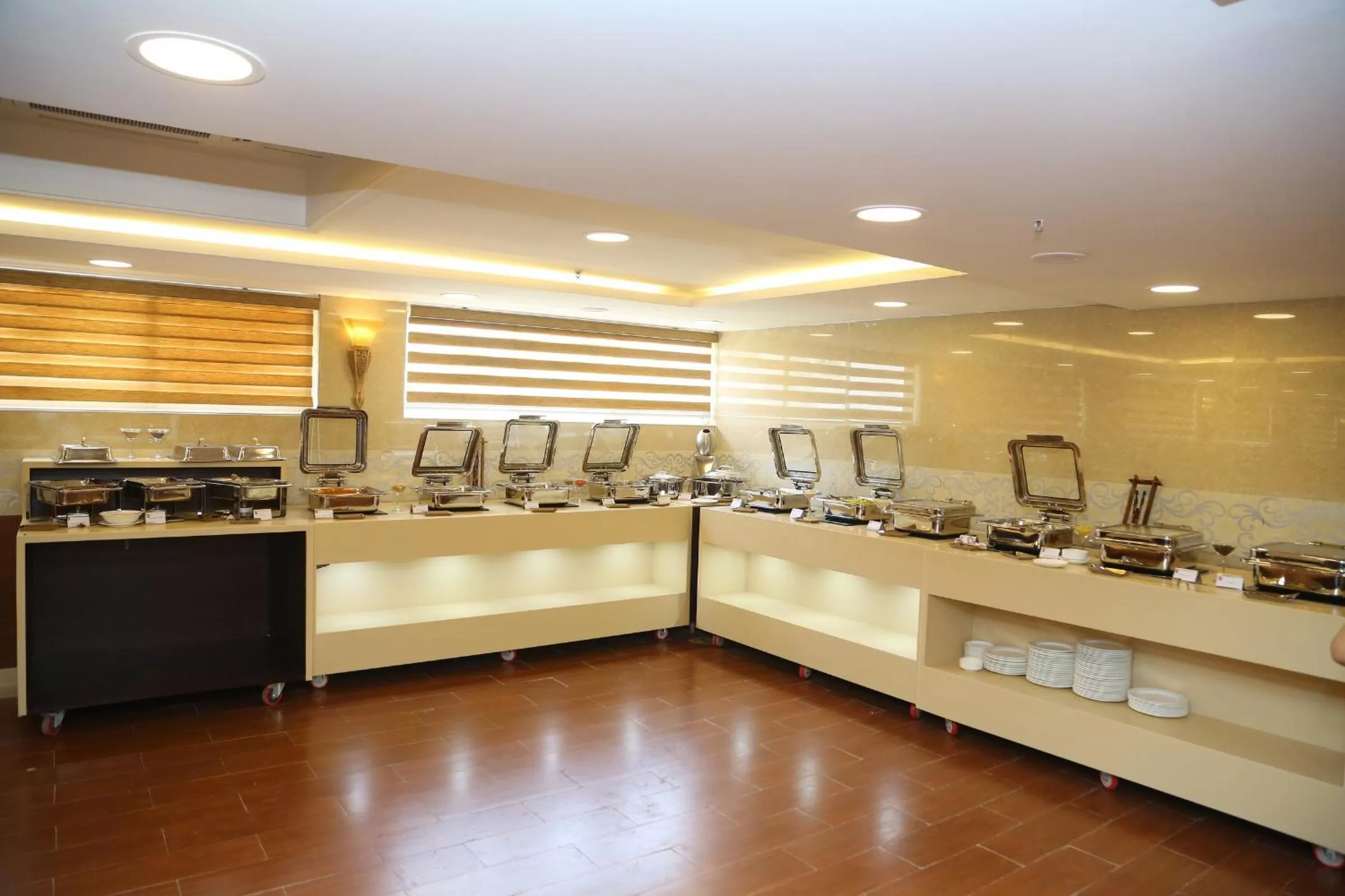 Restaurant/places to eat in Raaj Bhaavan Clarks Inn Chennai