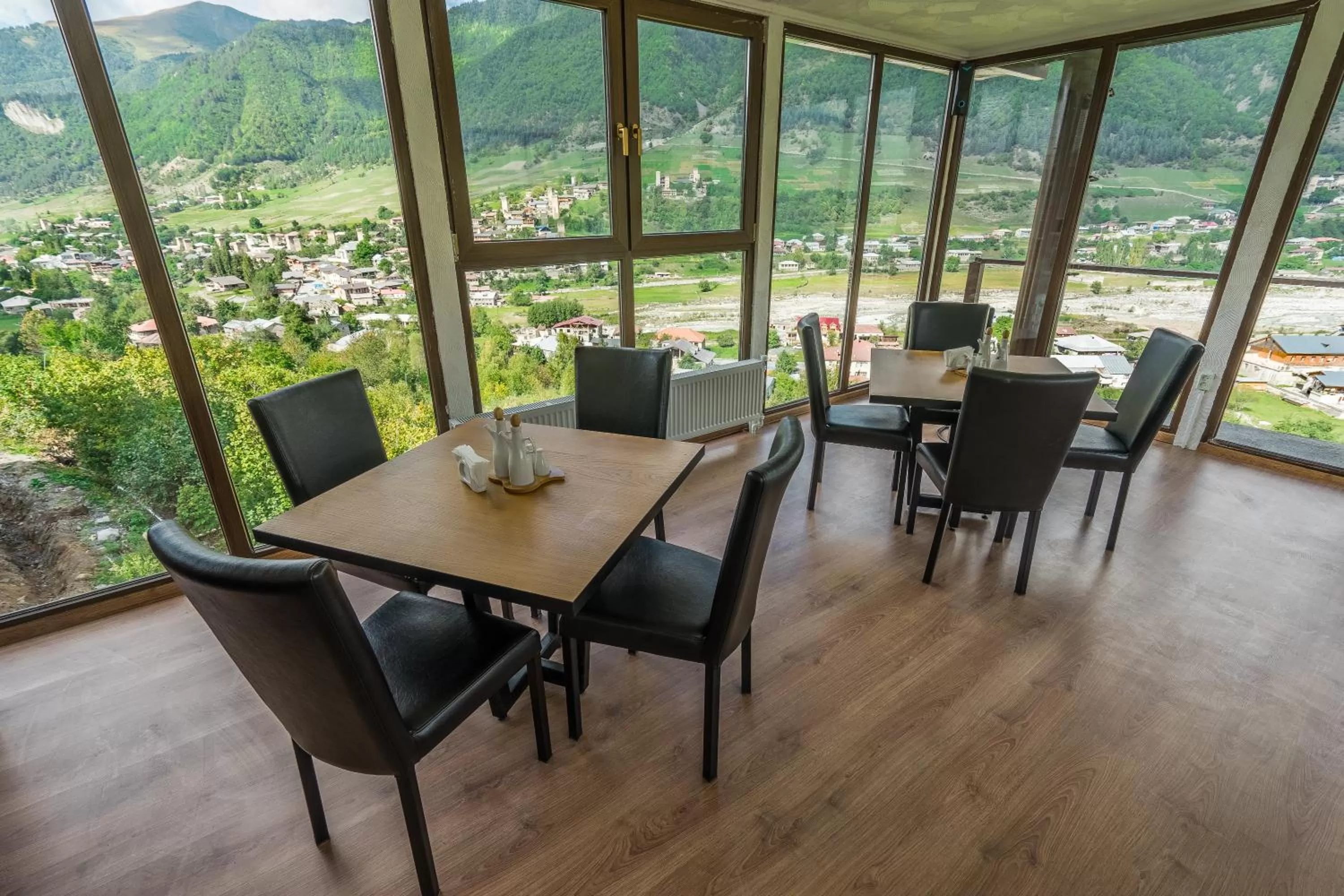 Restaurant/places to eat in Hotel Banguriani