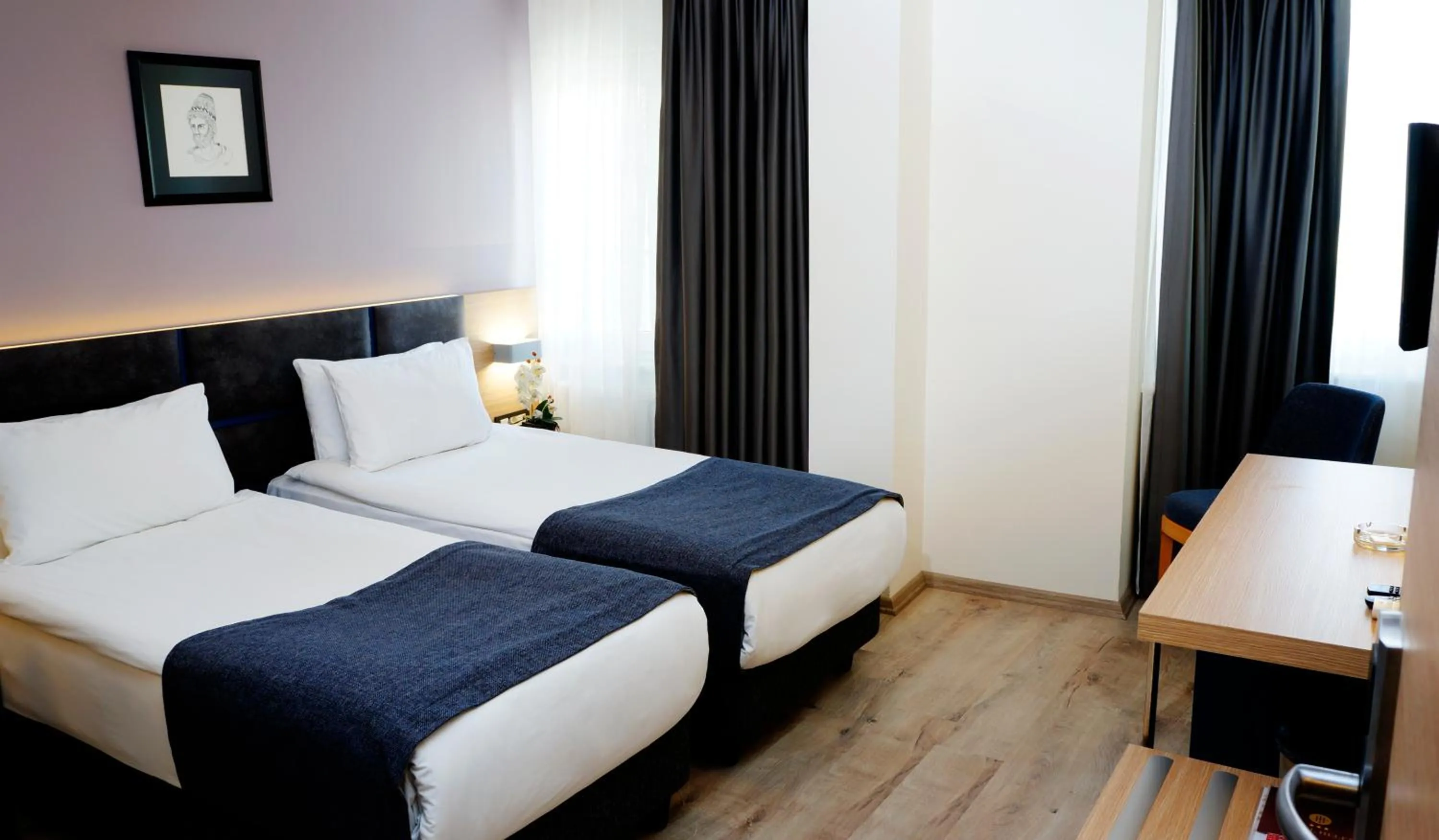 Photo of the whole room, Bed in Helen Hotel