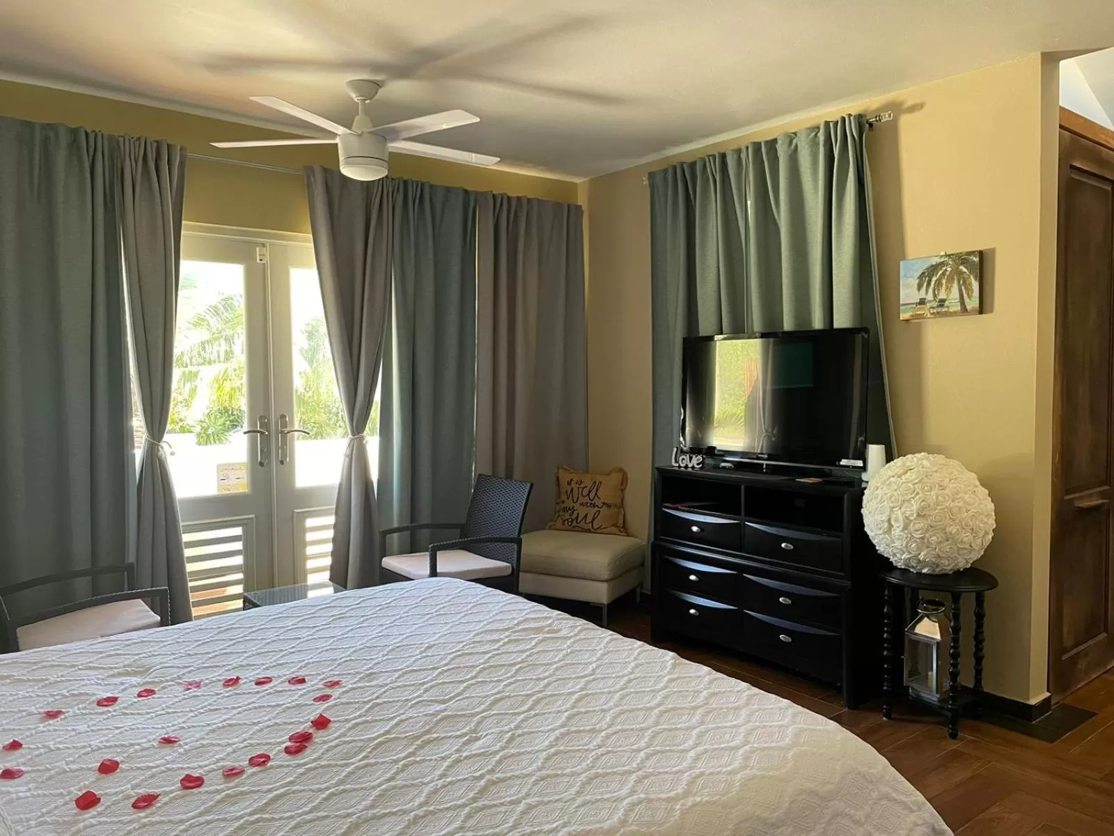 TV/Entertainment Center in Bella Noni B&B