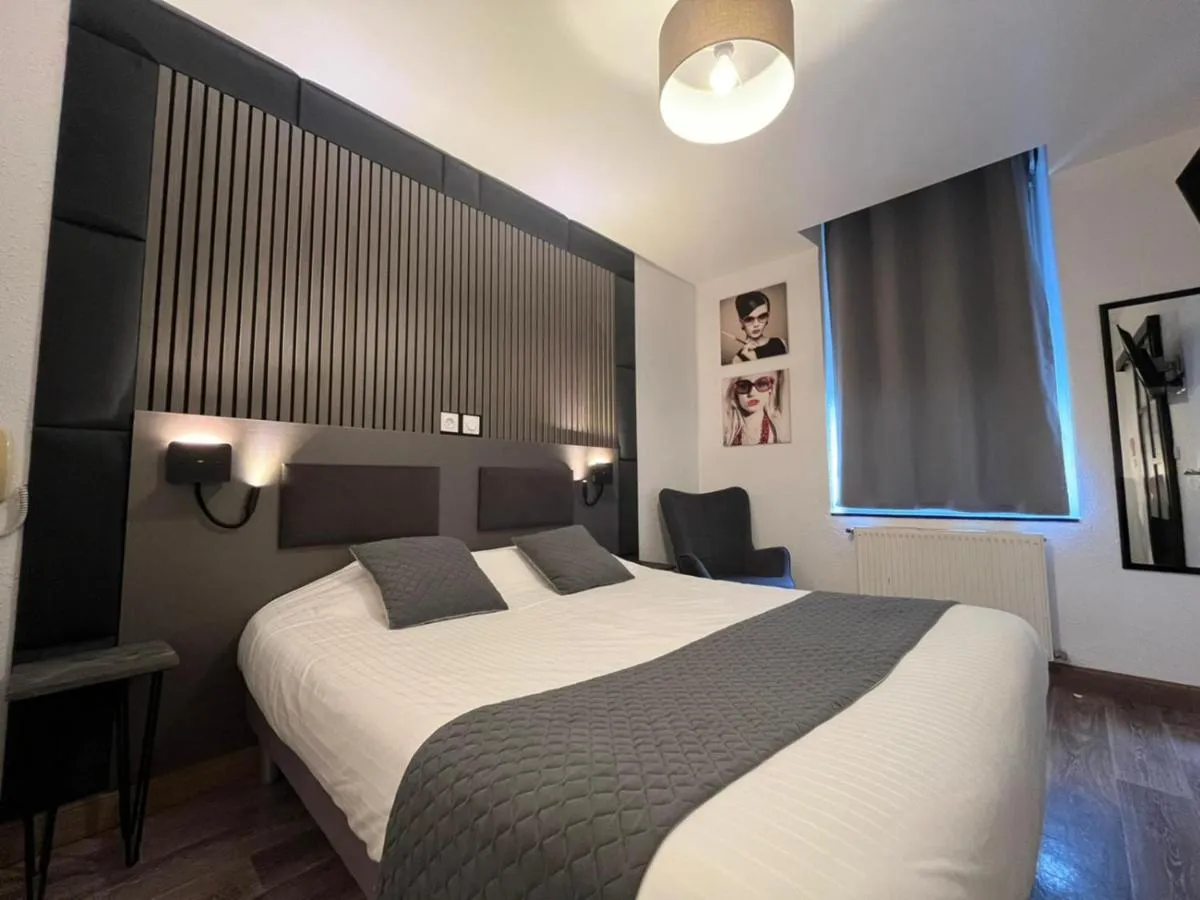 Bedroom, Bed in Cit'Hotel Le Cheval Blanc, Cognac Centre