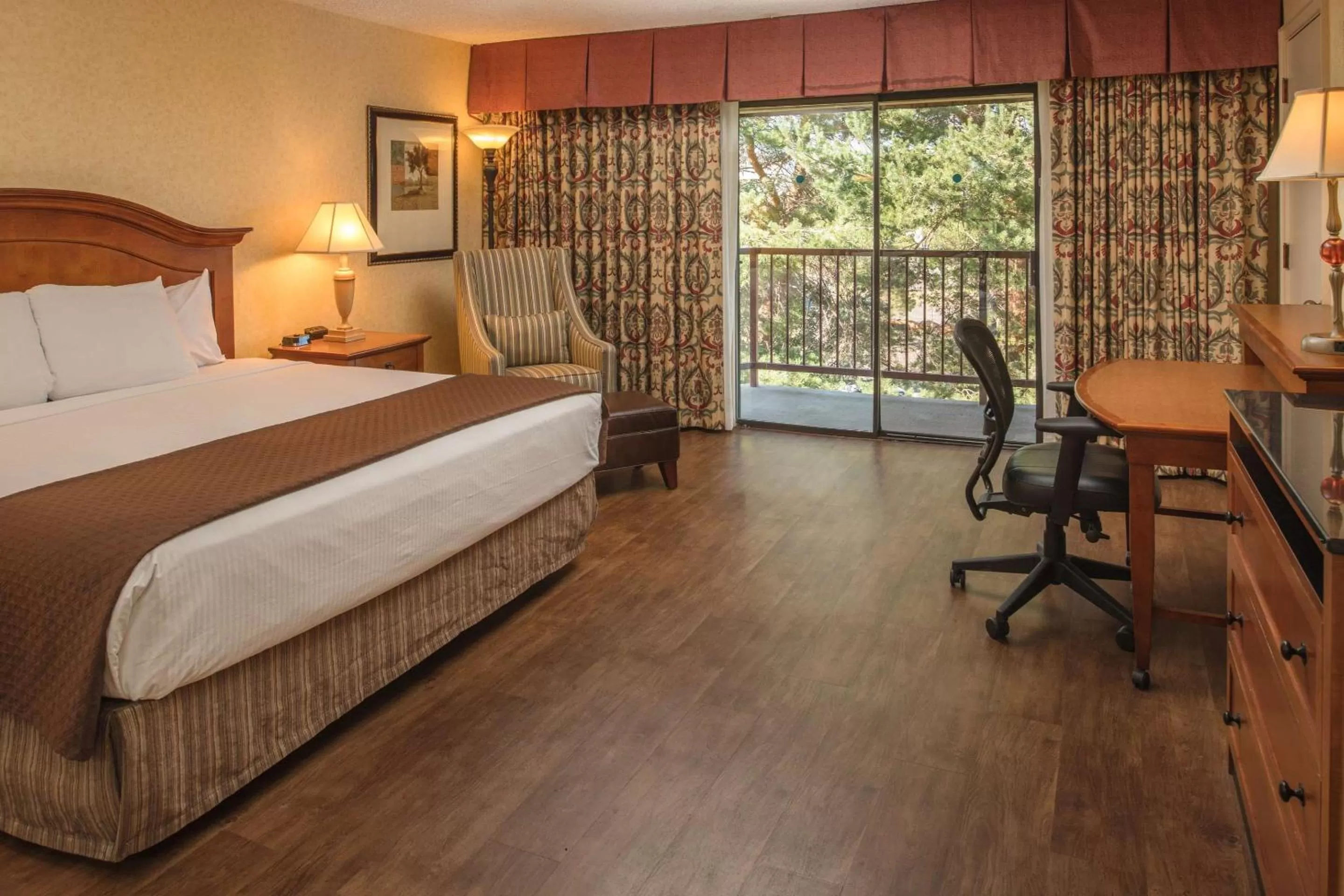 Bed in Red Lion Hotel Pasco Airport & Conference Center