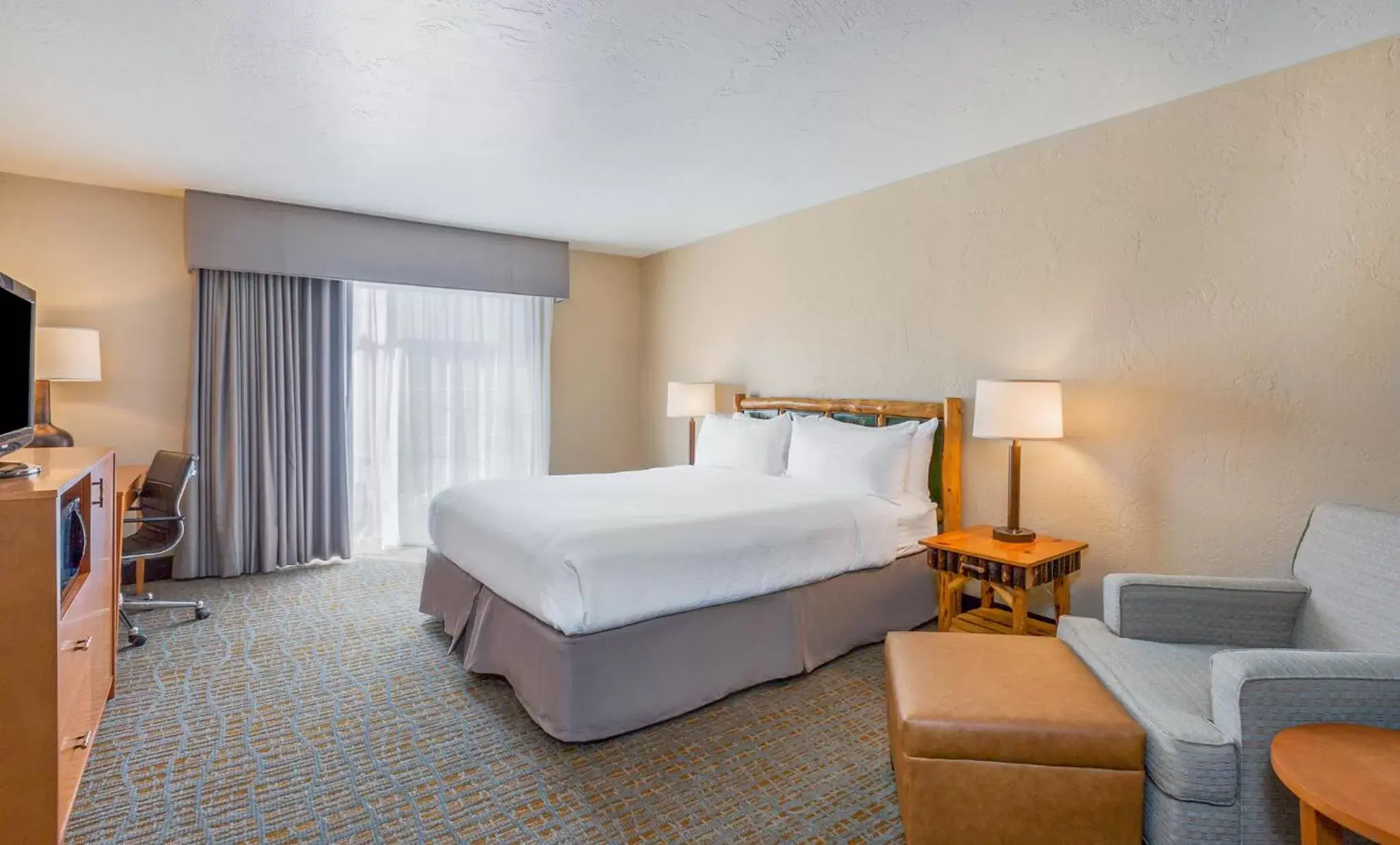 Deluxe King Room - Non-Smoking in Holiday Inn Resort The Lodge at Big Bear Lake by IHG Deluxe King Room - Non-Smoking in Holiday Inn Resort The Lodge at Big Bear Lake by IHG