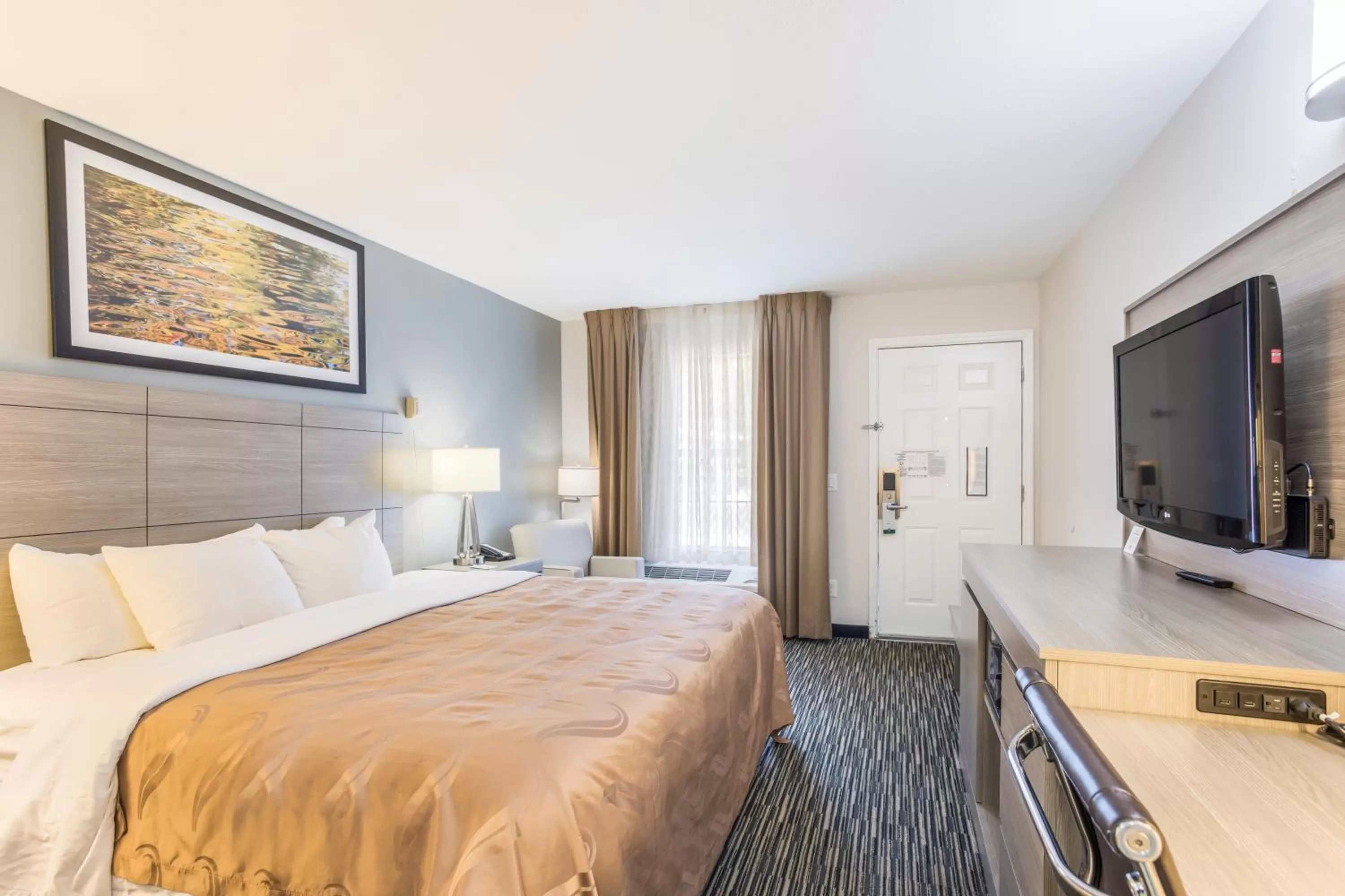 Communal lounge/ TV room, Bed in Quality Inn Gallatin-Nashville Metro