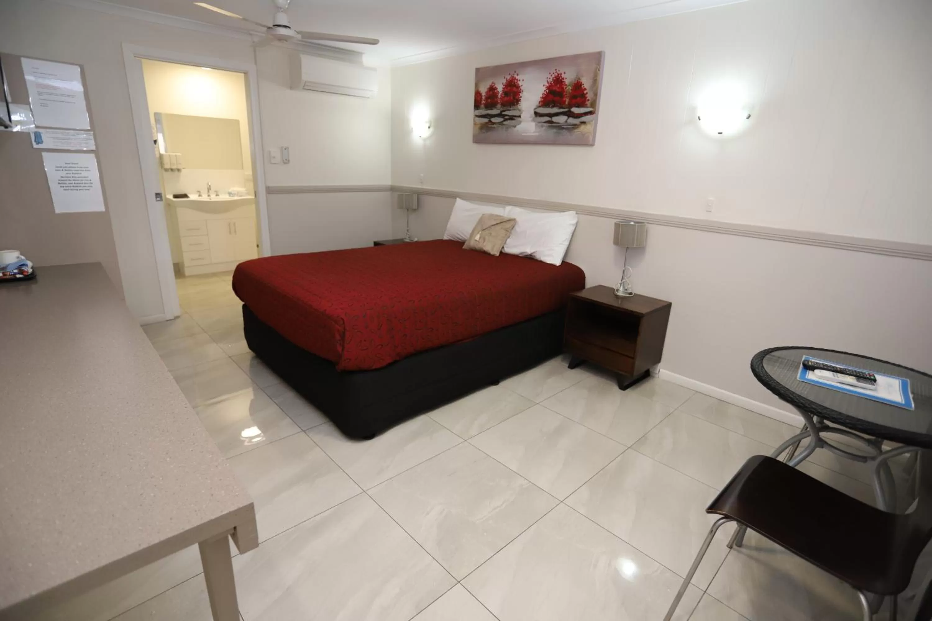 Bedroom, Bed in Miners Lodge Motor Inn