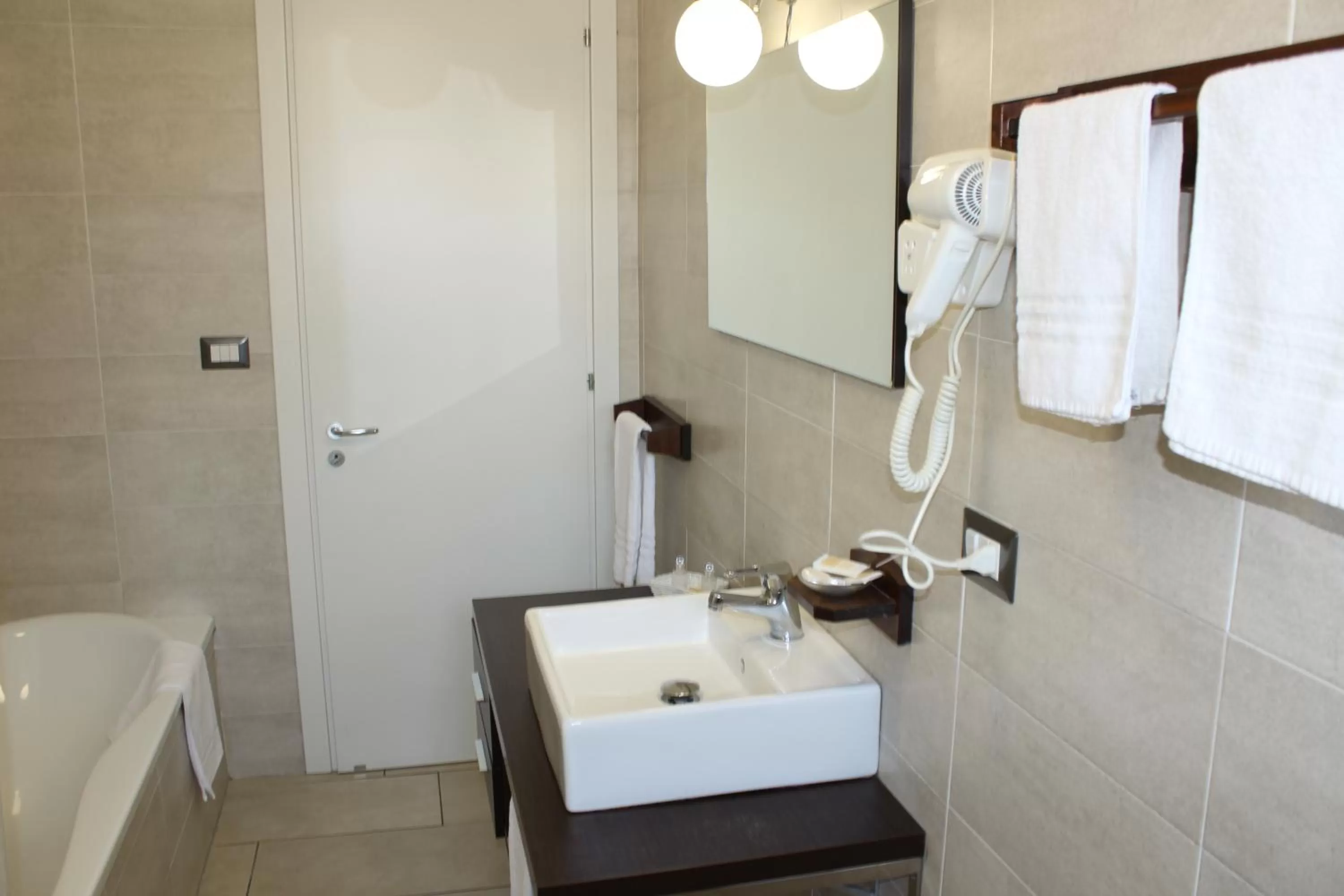 Bathroom in Lemon Rooms Sorrento