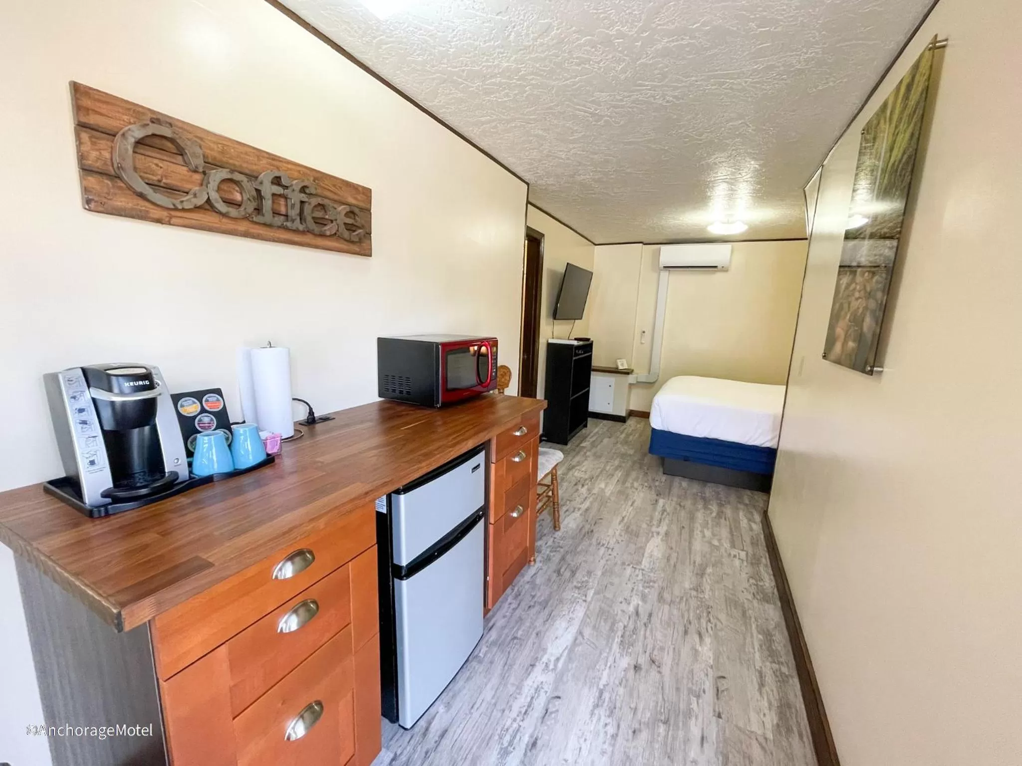 Photo of the whole room, Bed in The Anchorage Motel