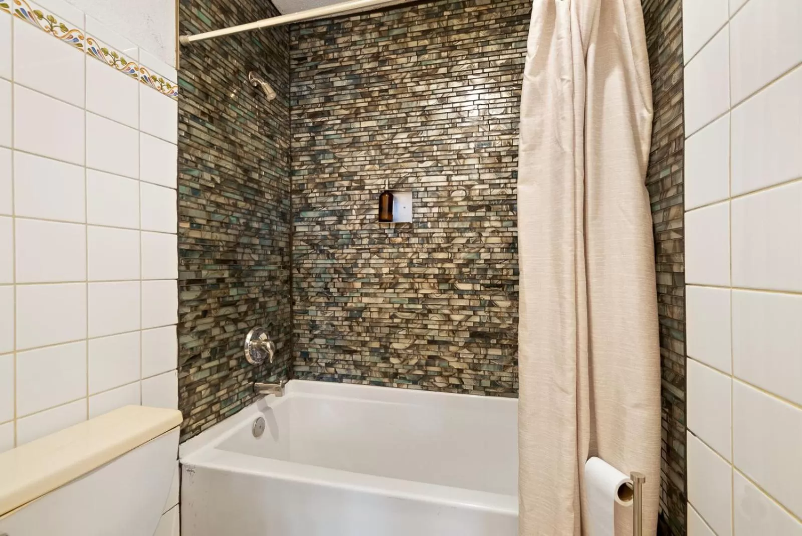 Bathroom in Qupqugiaq Inn