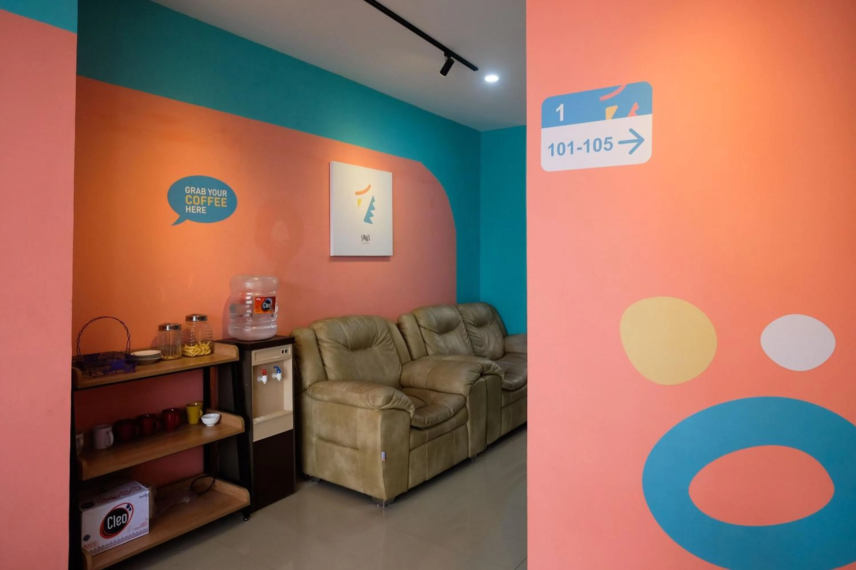 Living room in Sans Hotel Tiga Putri Semarang by RedDoorz