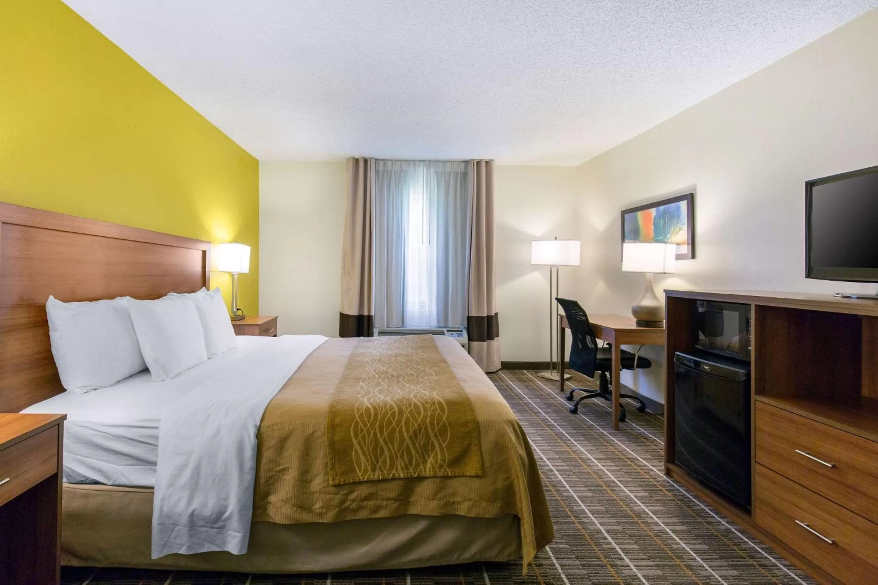 Photo of the whole room, Bed in Quality Inn Stephens City-Winchester South