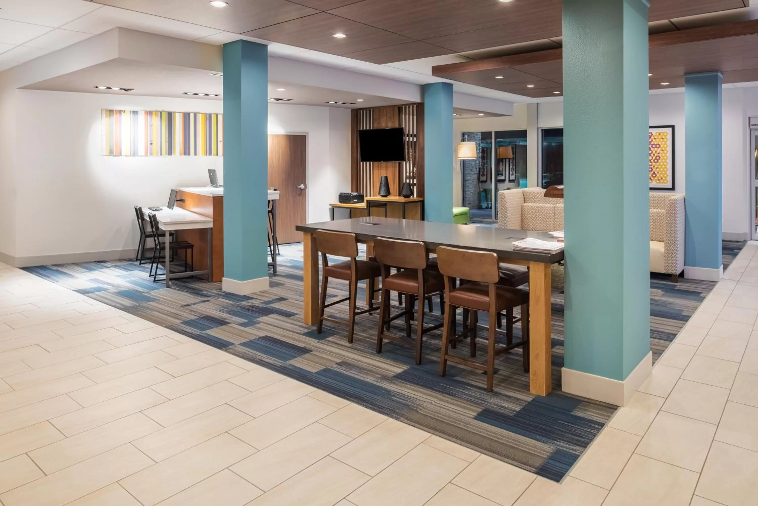 Lobby or reception in Holiday Inn Express & Suites Kingdom City by IHG