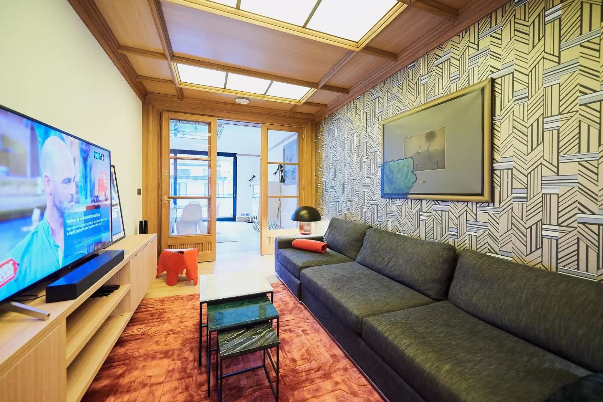 Communal lounge/ TV room, Seating Area in B&B Suites 124