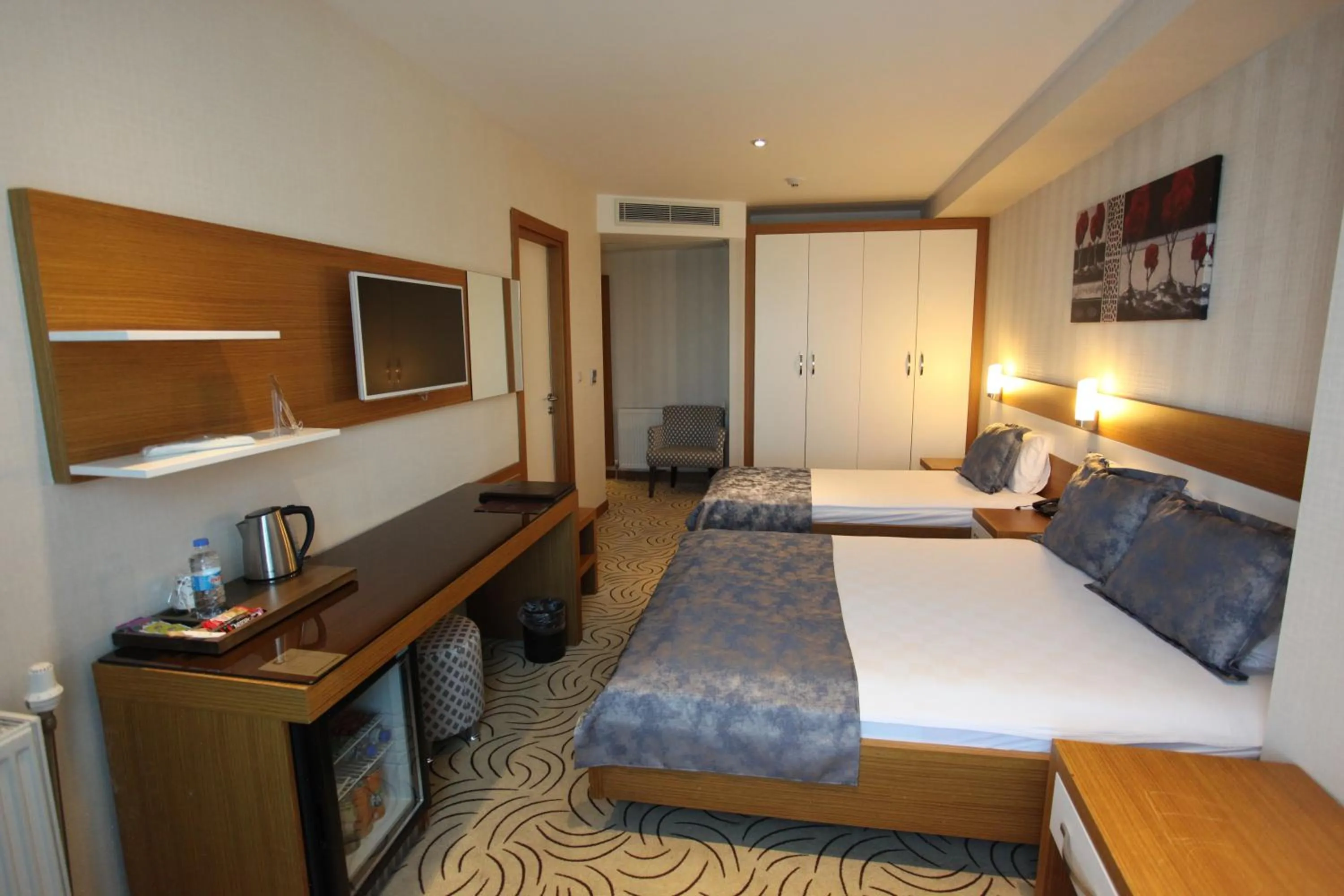 Photo of the whole room, Bed in Dies Hotel