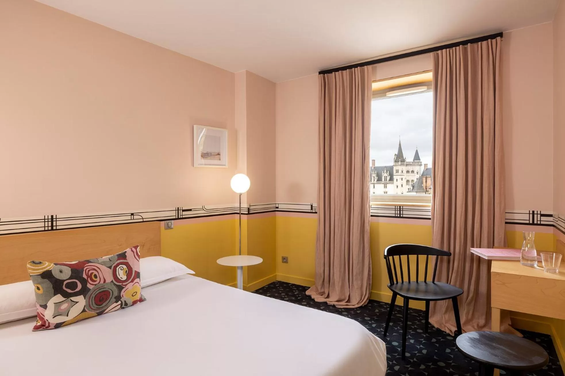 Bed in LHotel - face au château - boutique hôtel et séminaires