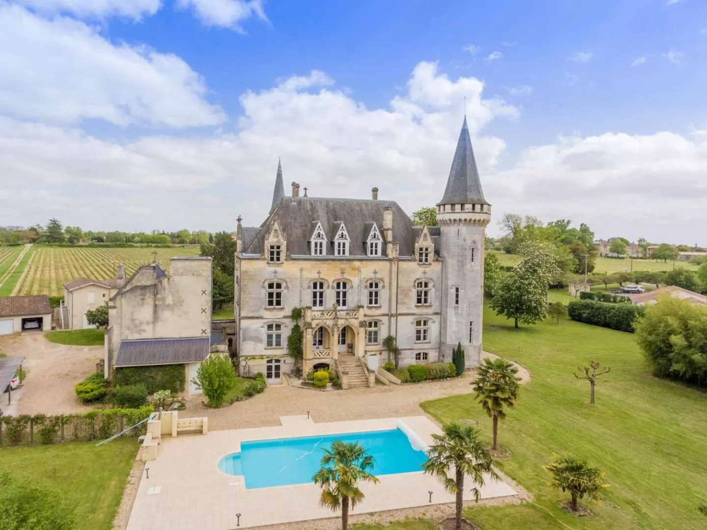 Property building, Pool View in Château Borgeat de Lagrange - privatisation