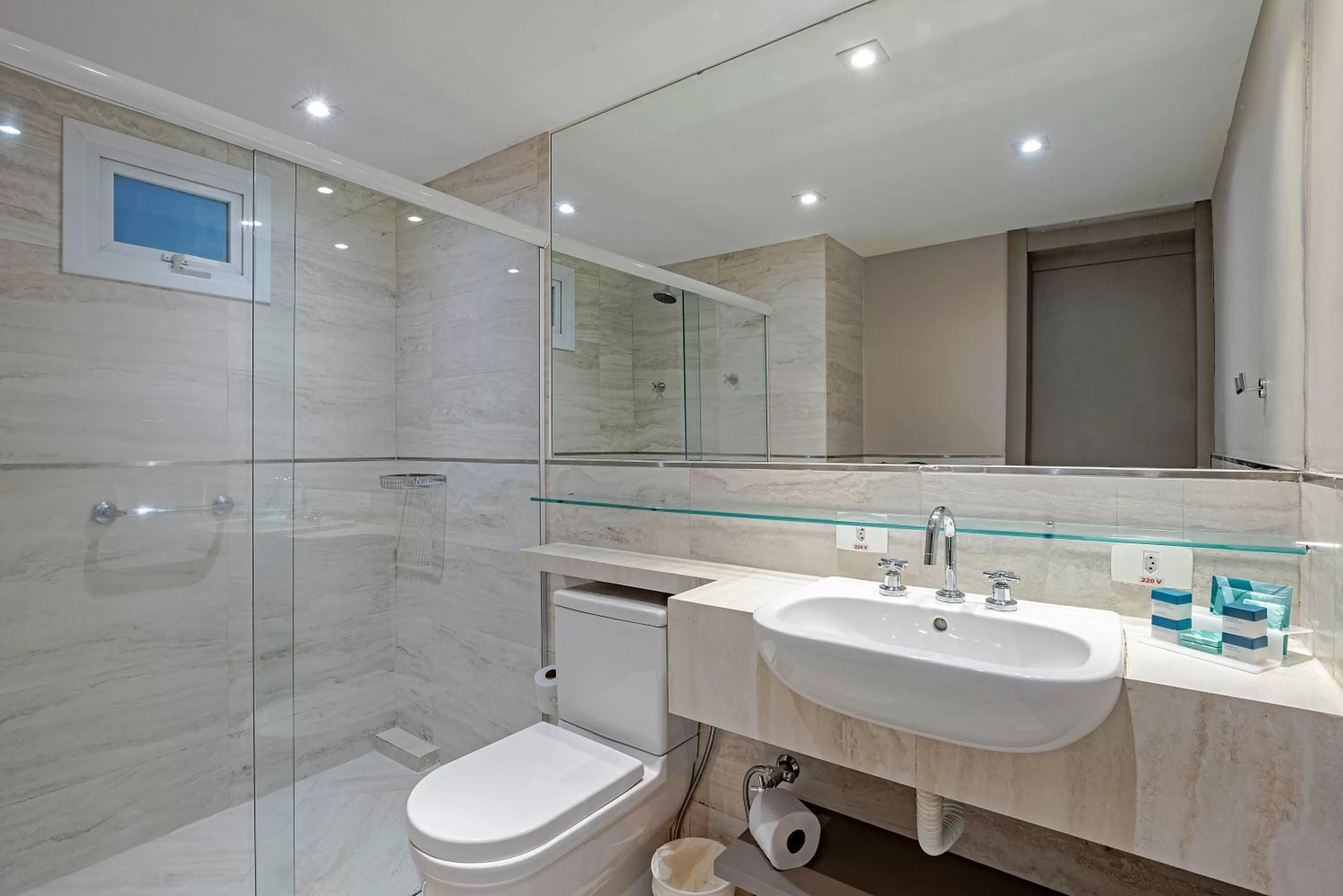 Toilet in Slaviero Baia Norte Florianópolis