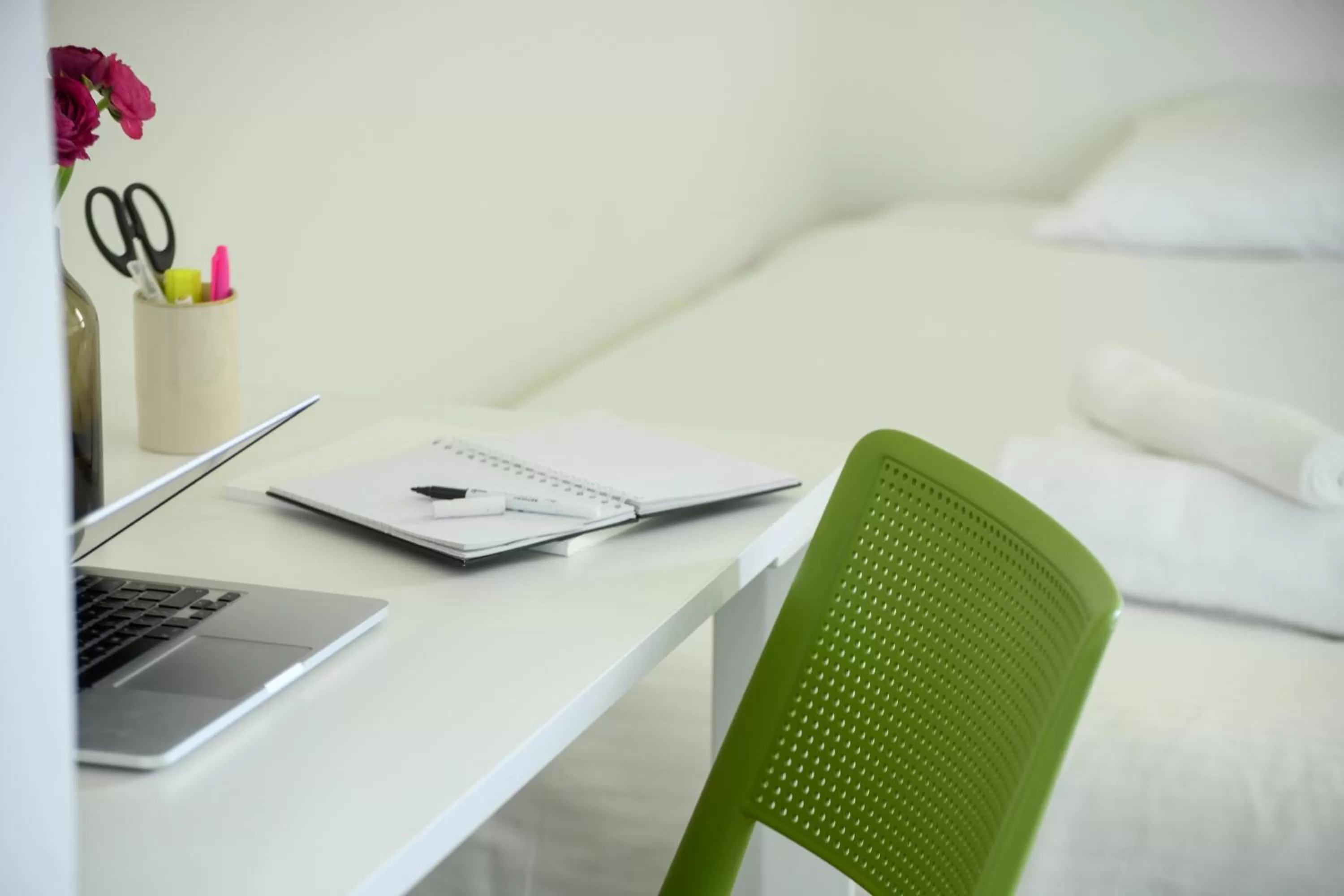 hair dresser, Bed in דירות גני תערוכה - TLV university apartments near Expo by Sea N' Rent