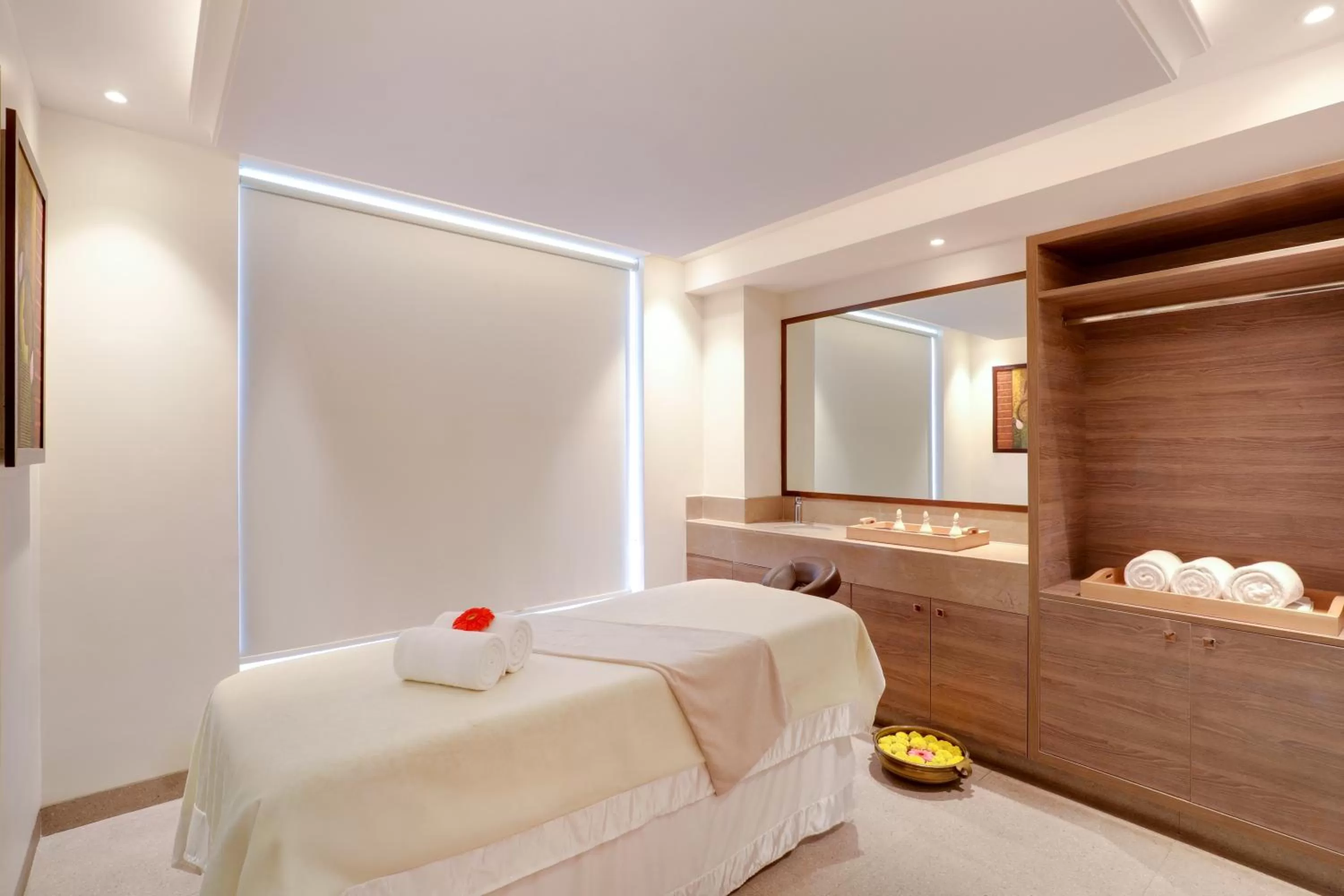 Spa and wellness centre/facilities, Bed in Lemon Tree Premier, Mumbai International Airport