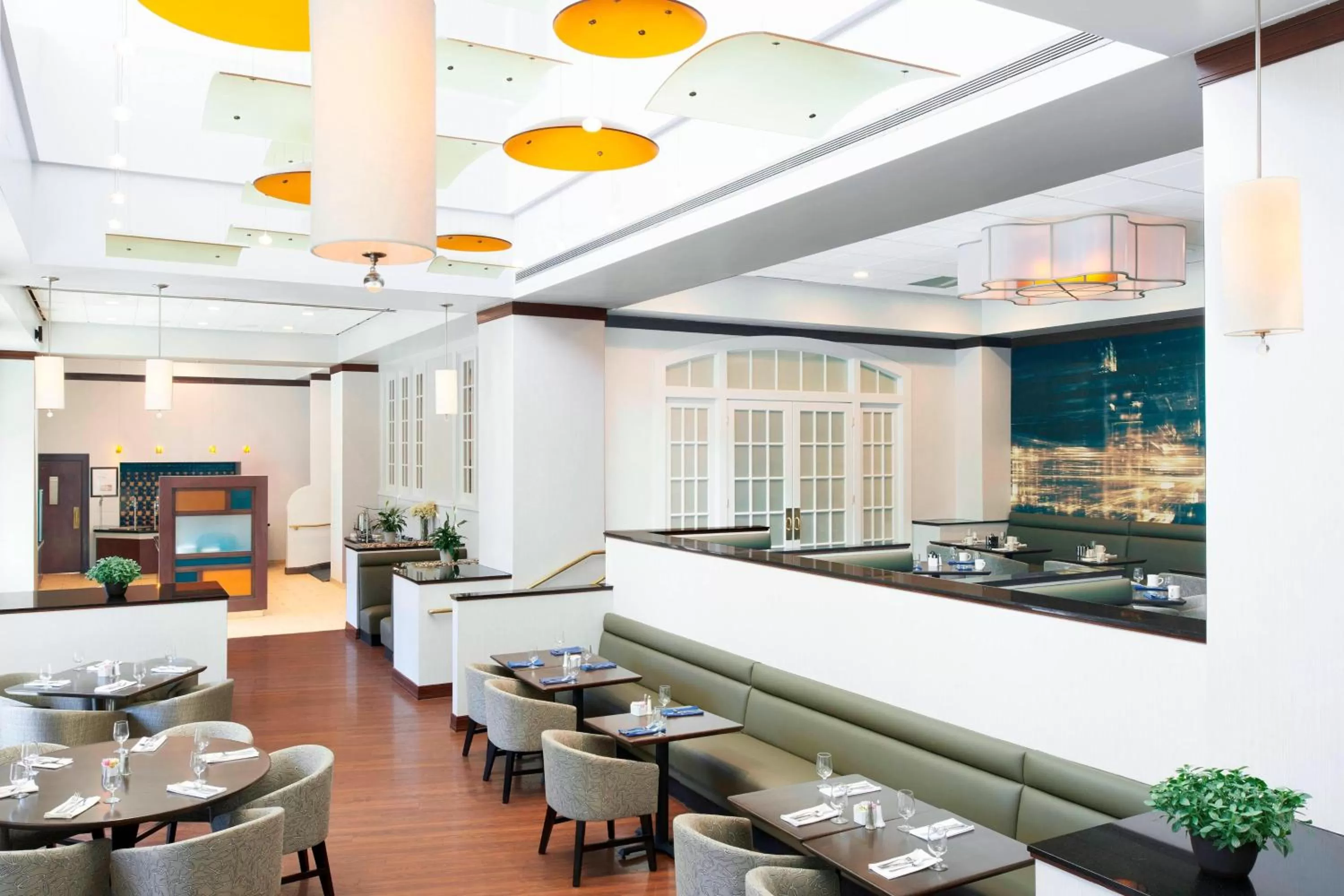 Restaurant/places to eat in Marriott St. Louis West