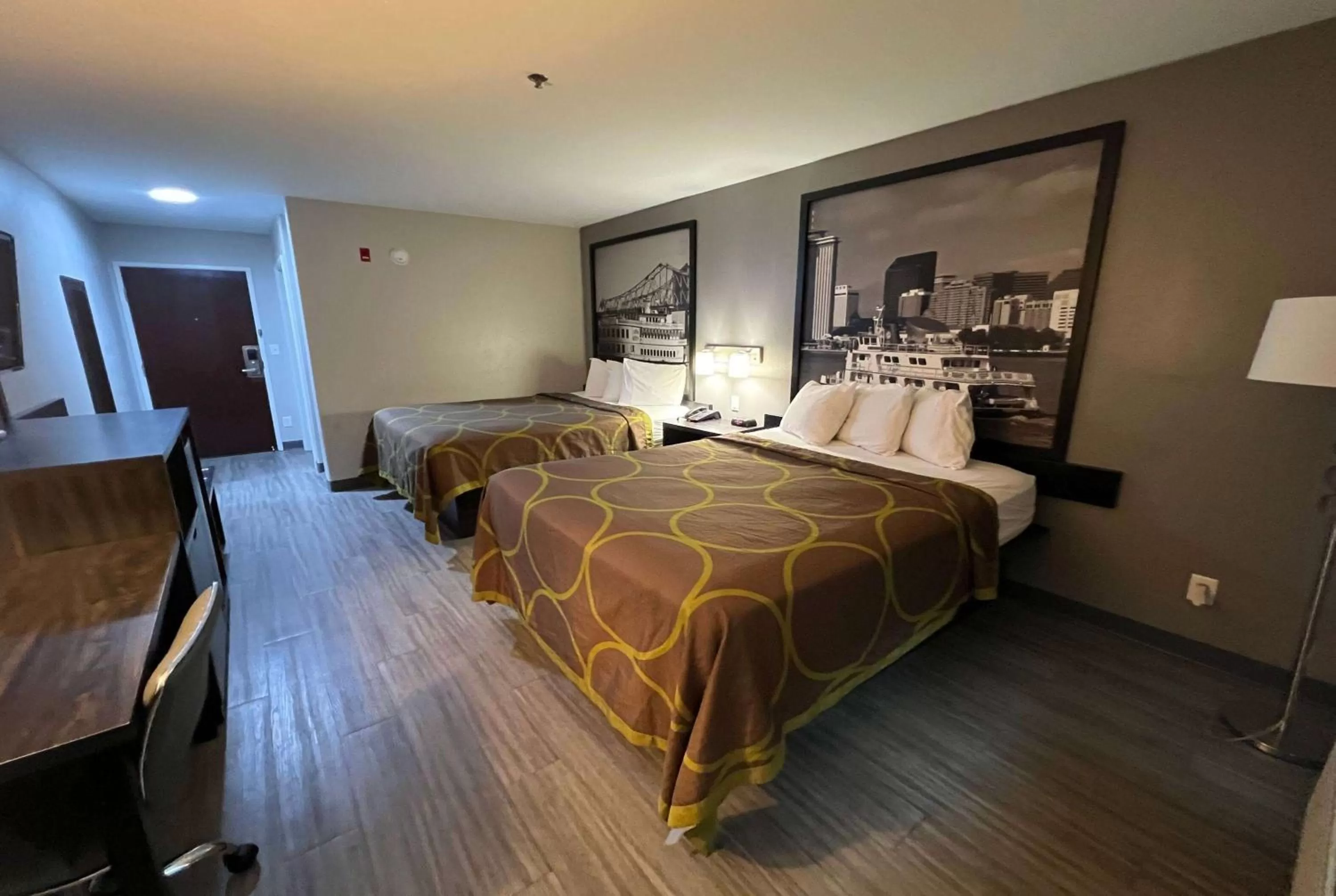 Photo of the whole room, Bed in Super 8 by Wyndham Lake Charles/Sulphur