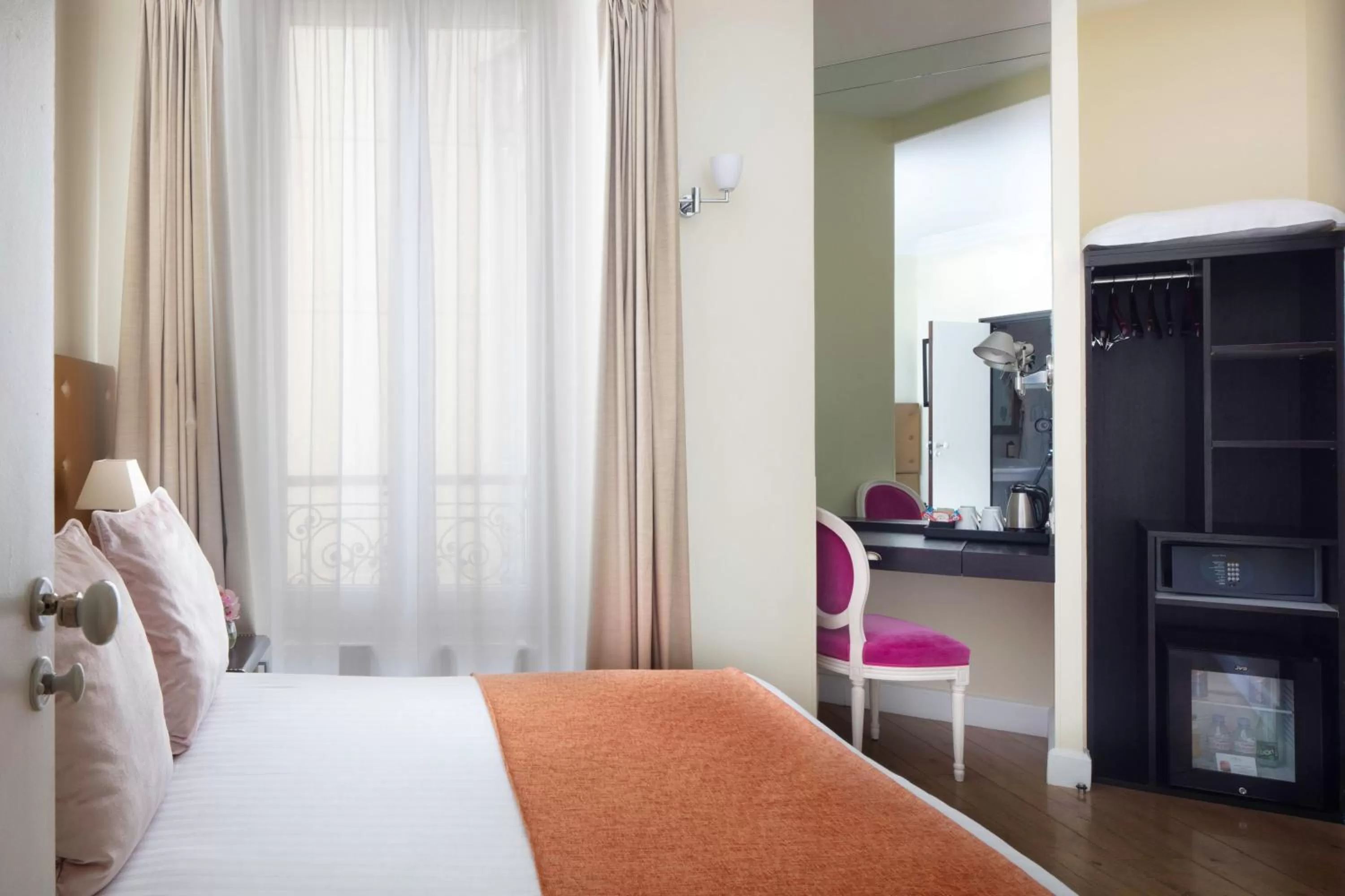 Photo of the whole room, Bed in Le 123 Elysees - Astotel