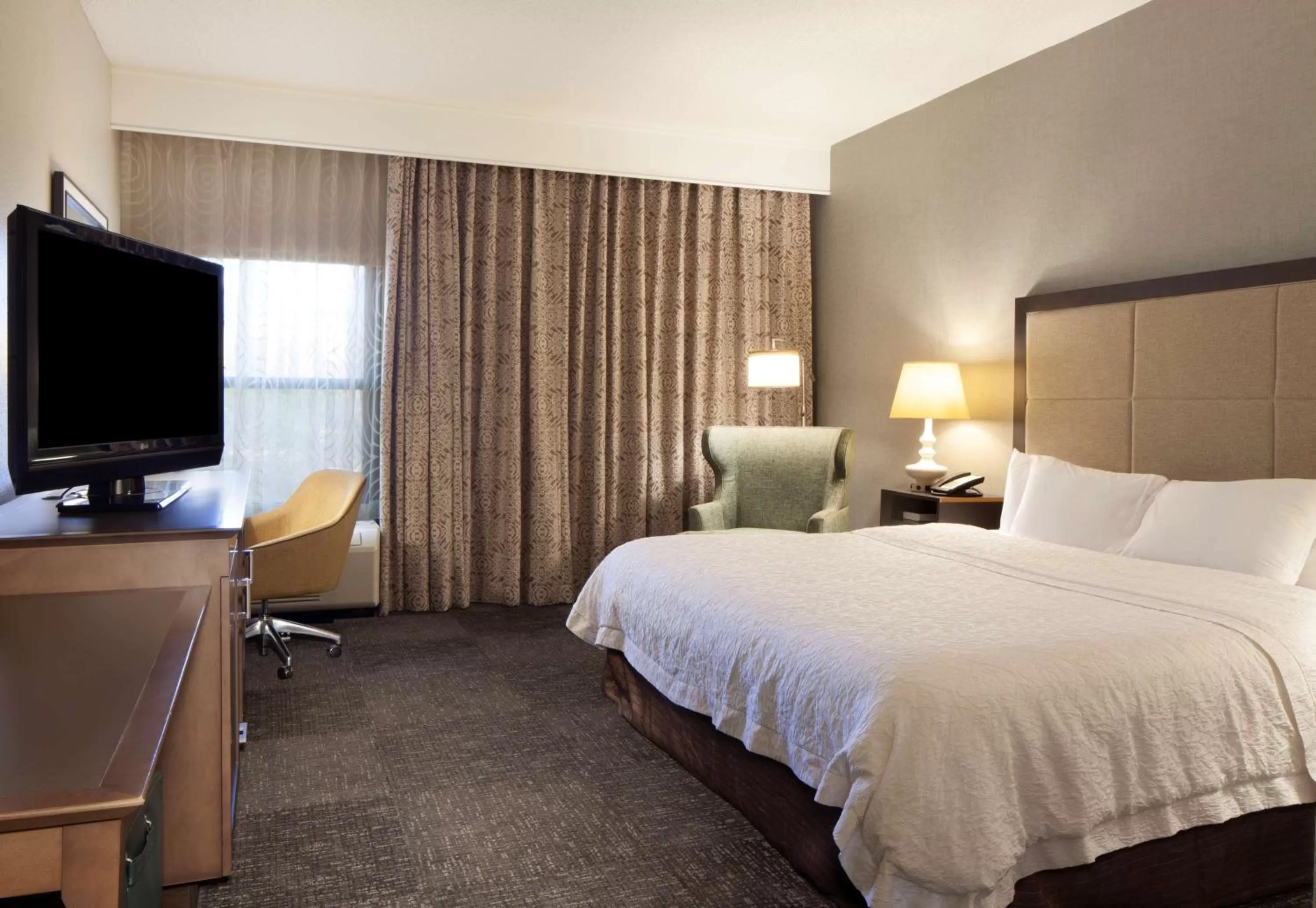 Bedroom, Bed in Hampton Inn Lawrenceville