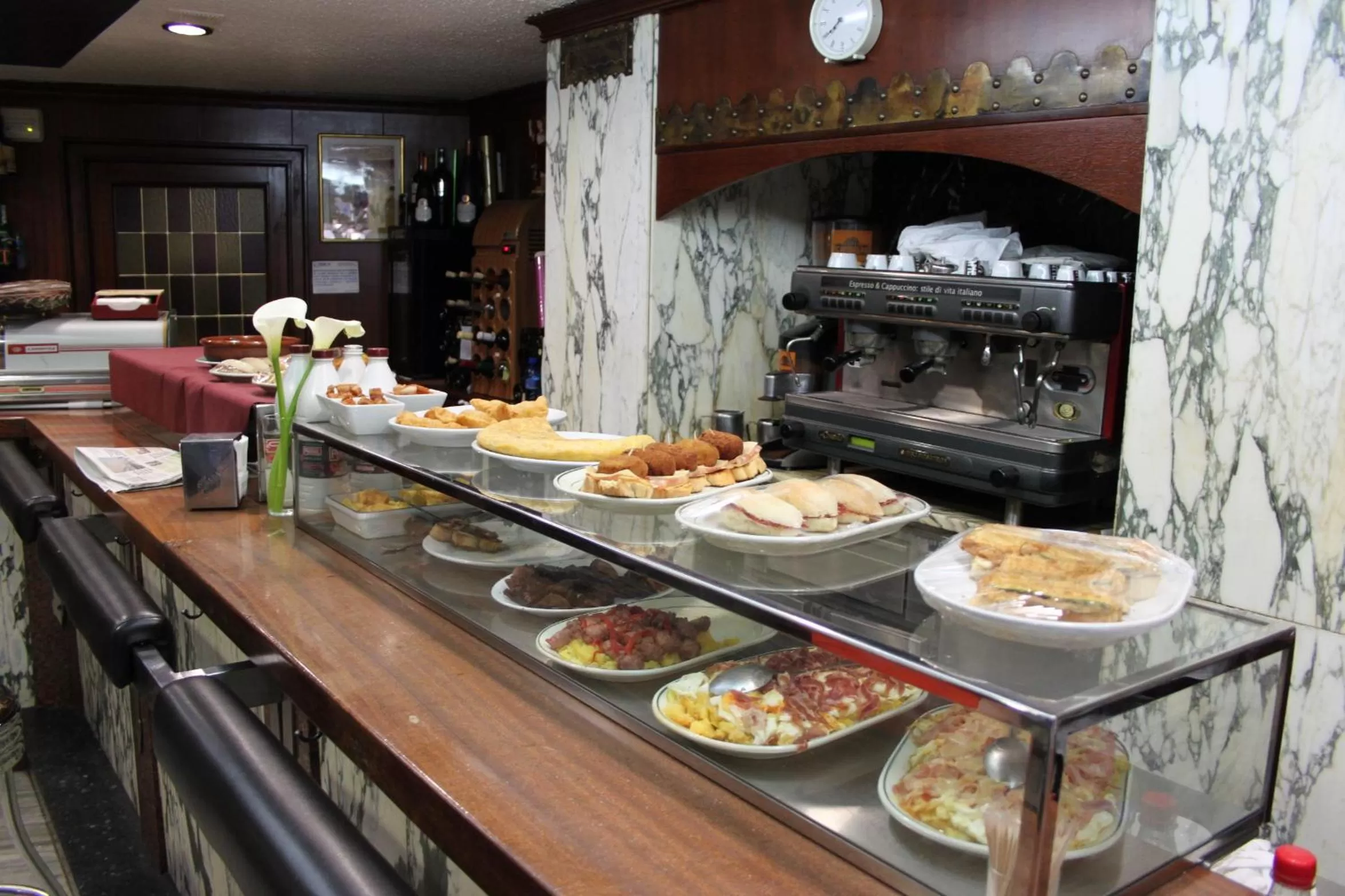 Restaurant/places to eat in Hotel Castellano I