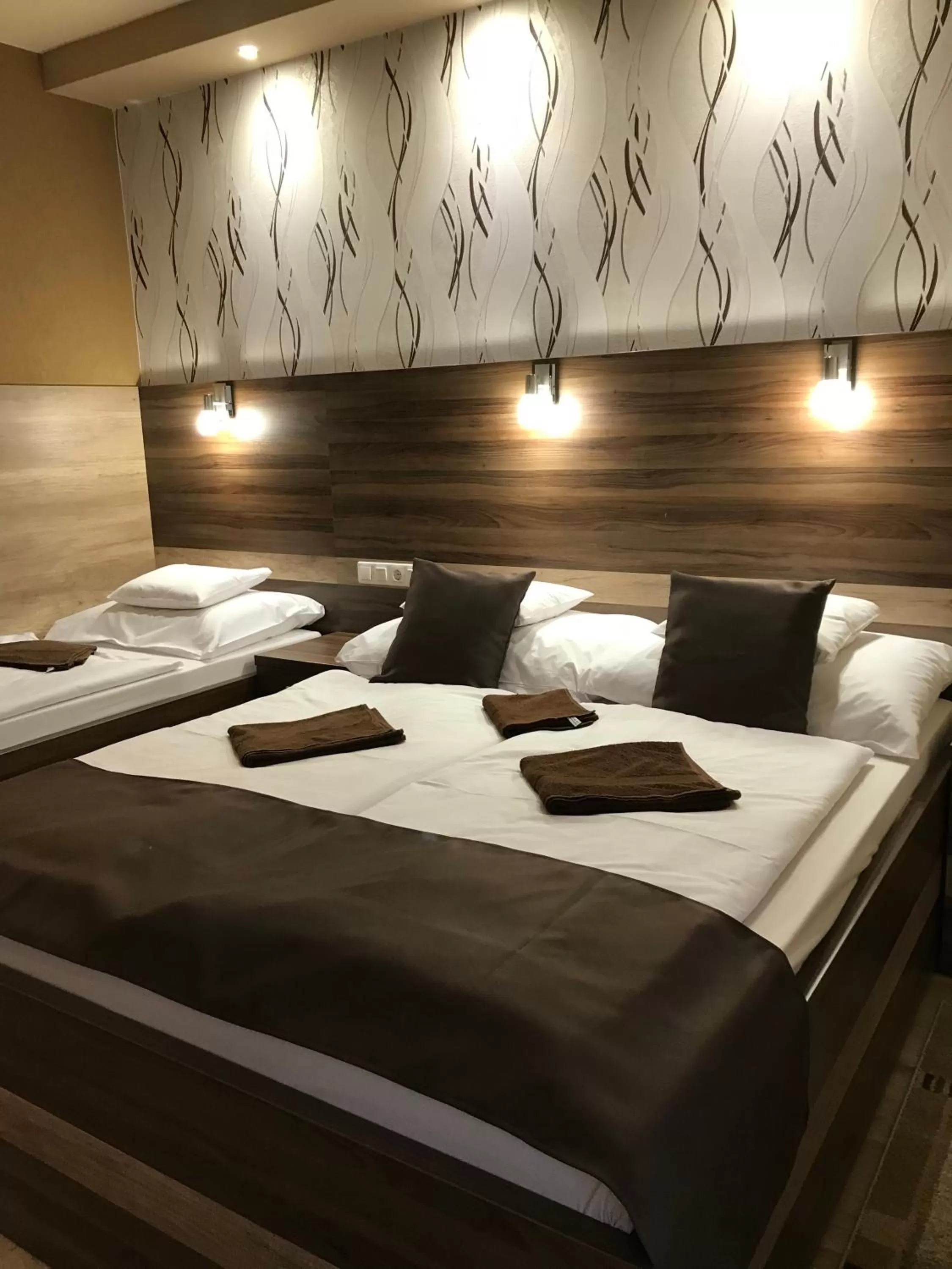 Bedroom, Bed in Royal Hotel