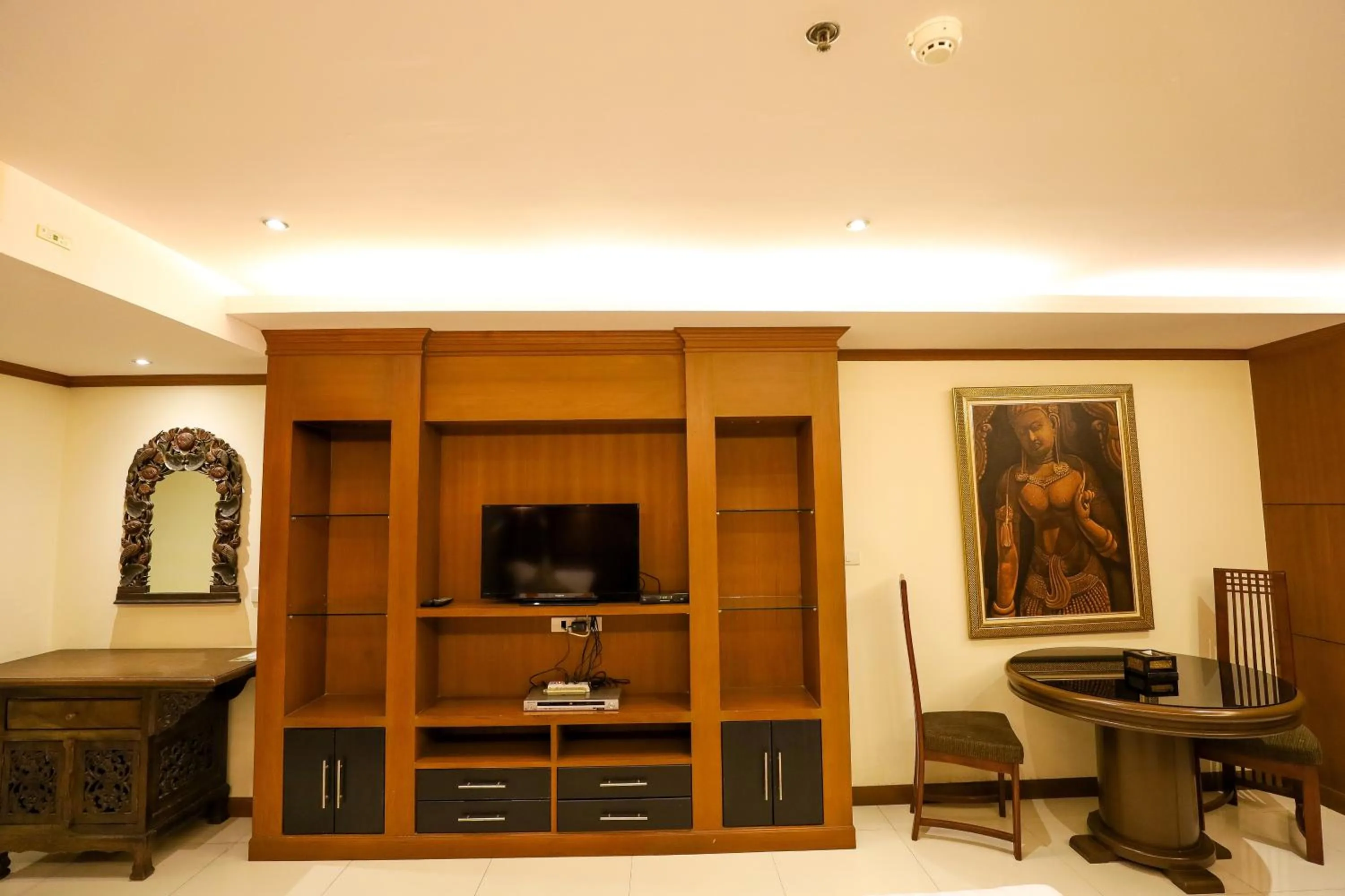 Communal lounge/ TV room in Tara Court Hotel