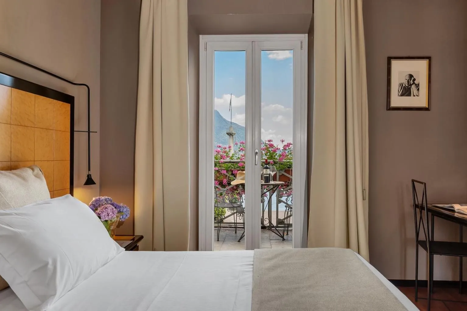 Lake view, Bed in Hotel Ancora