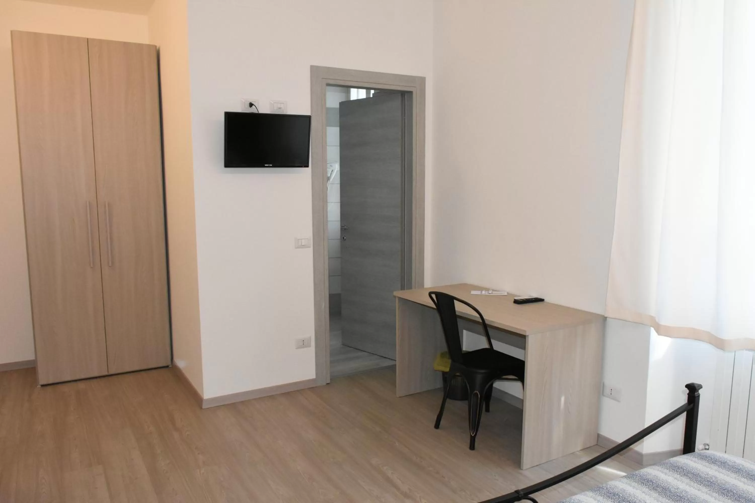 Photo of the whole room, Bed in Albano Station Rooms