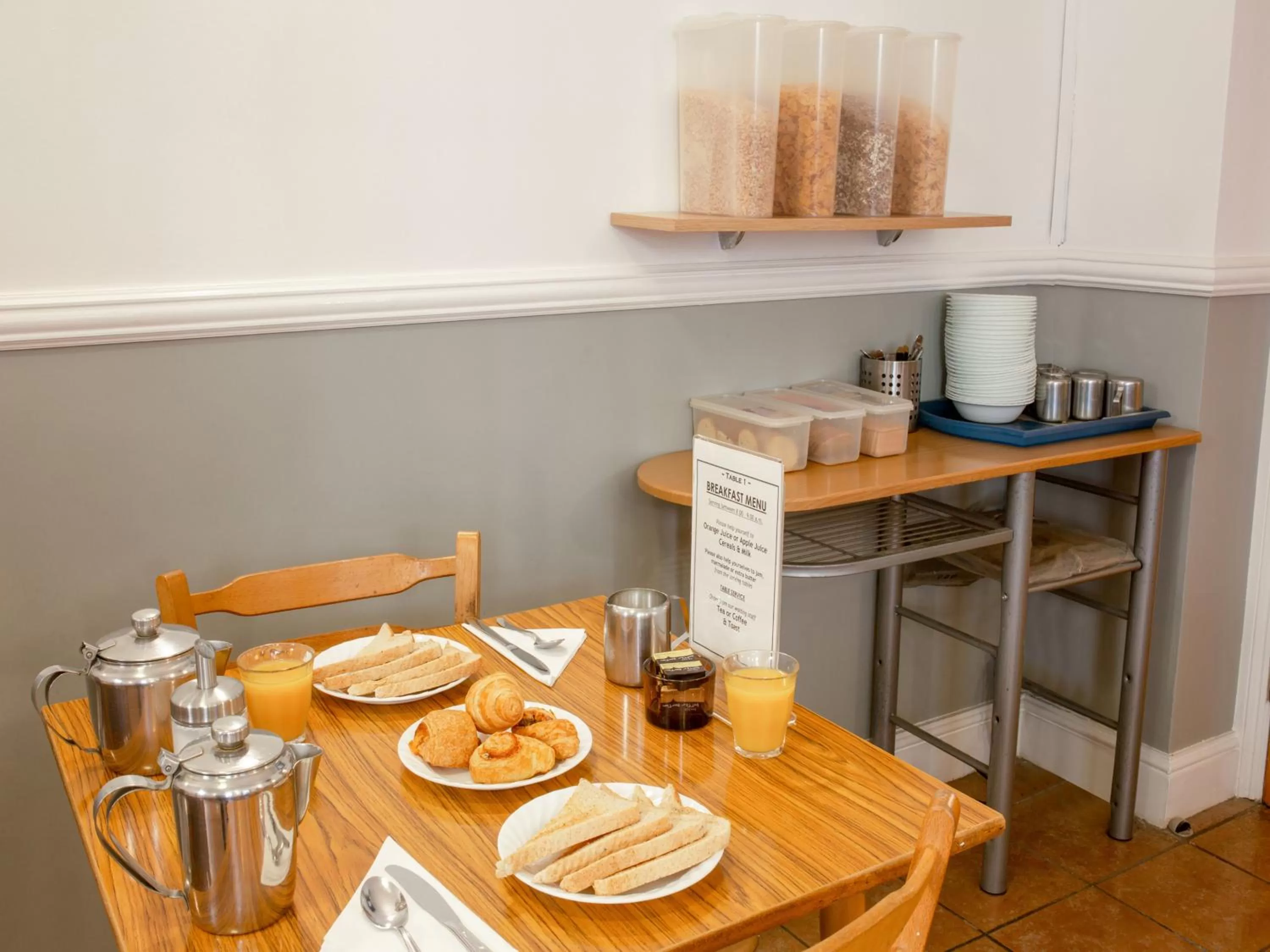 Breakfast in OYO Townhouse New England, London Victoria