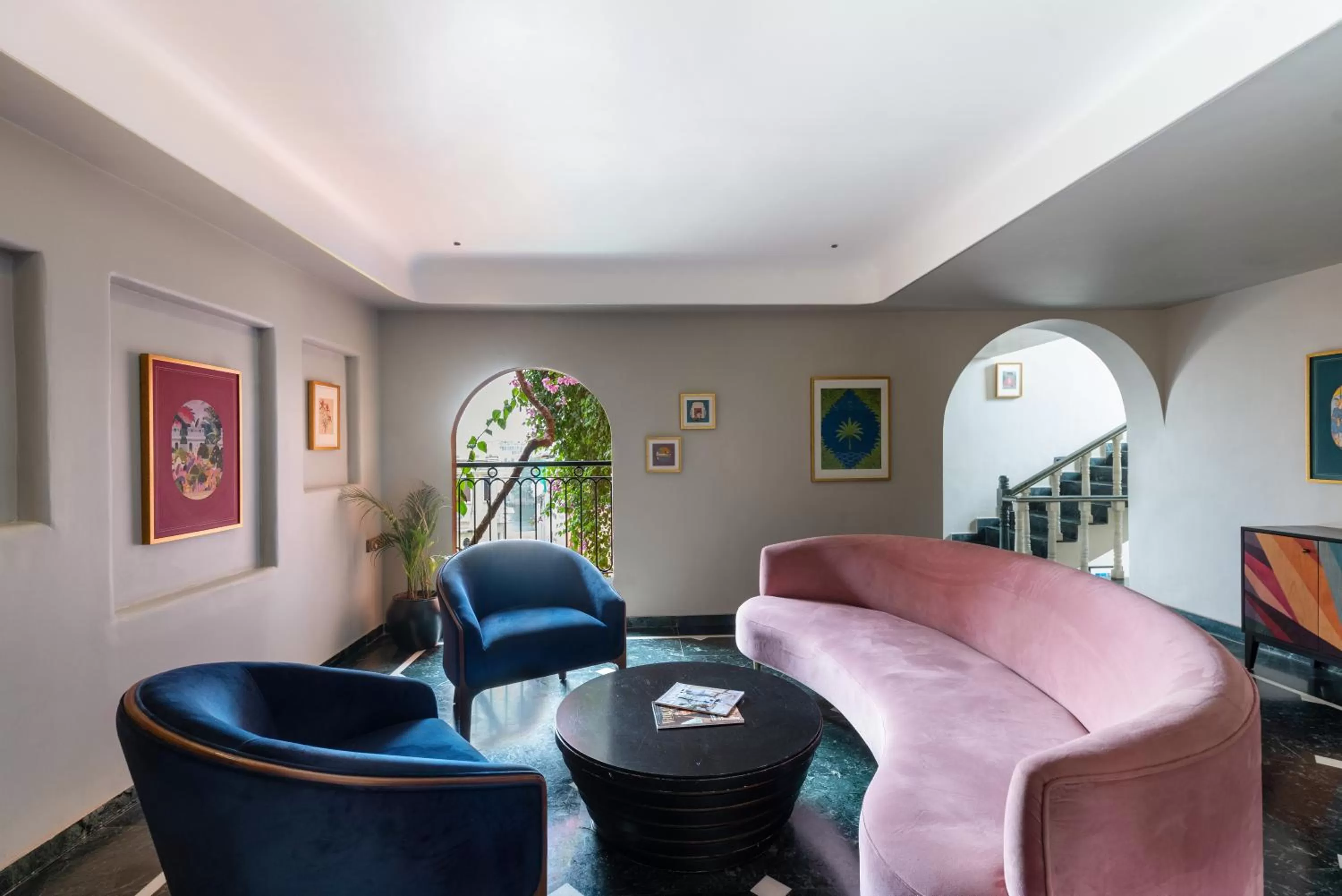 Seating area in The Red Pier - My Downtown Hotels