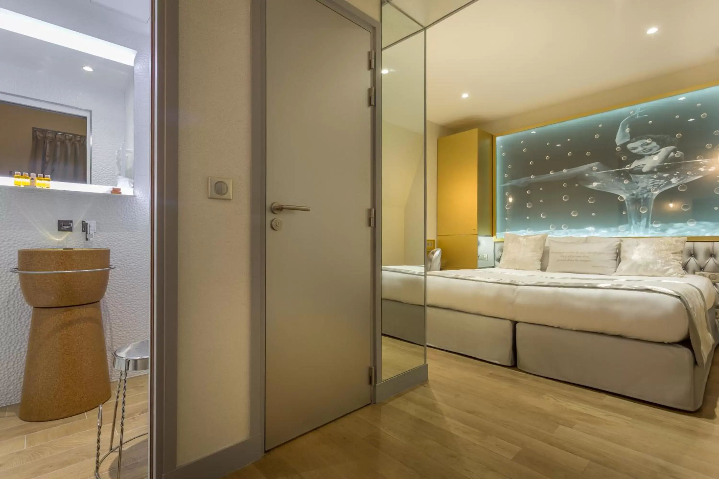 Hotel Les Bulles De Paris Hotel Les Bulles De Paris