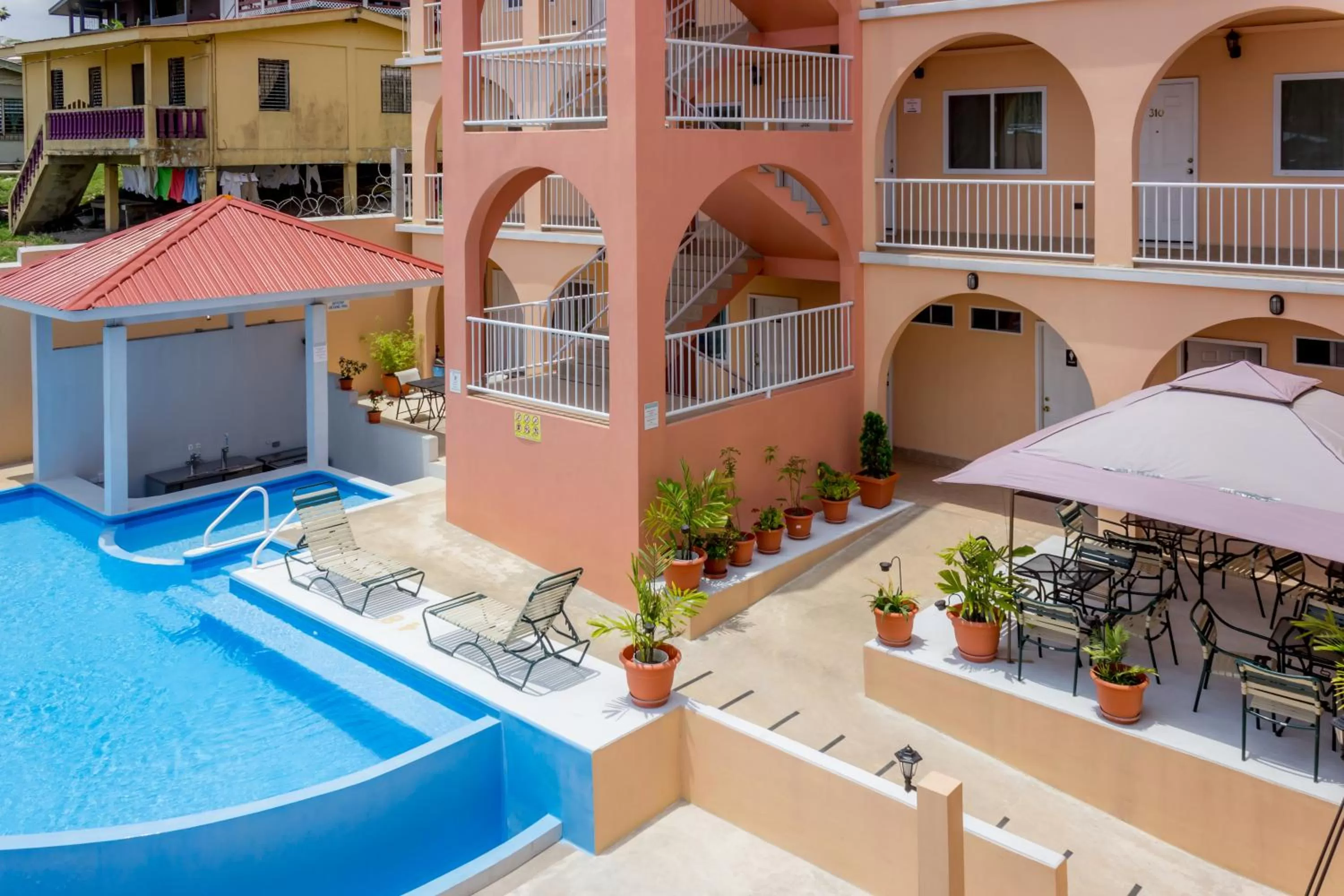 Pool view in Rolson Hotel