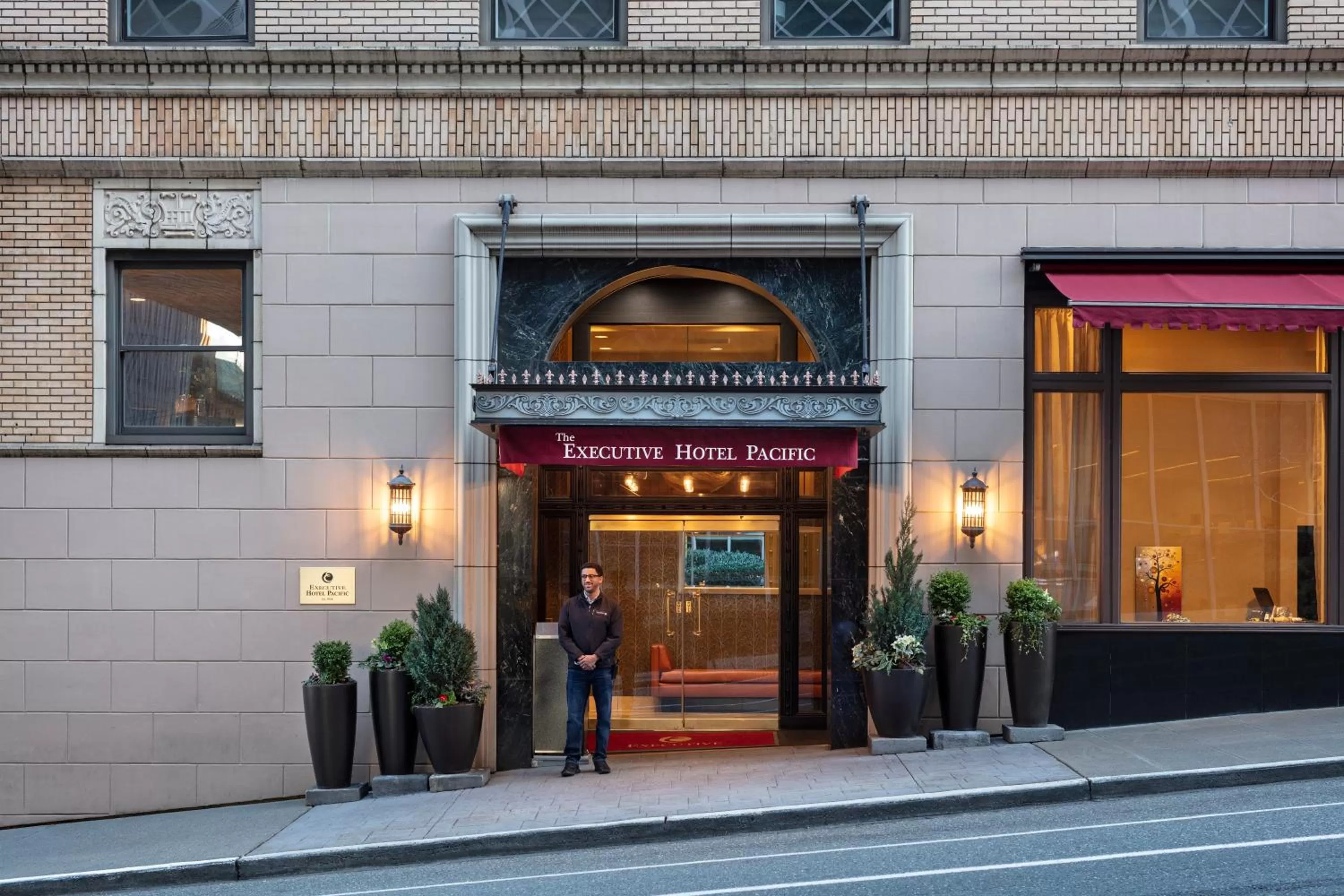 Facade/entrance in Executive Hotel Pacific